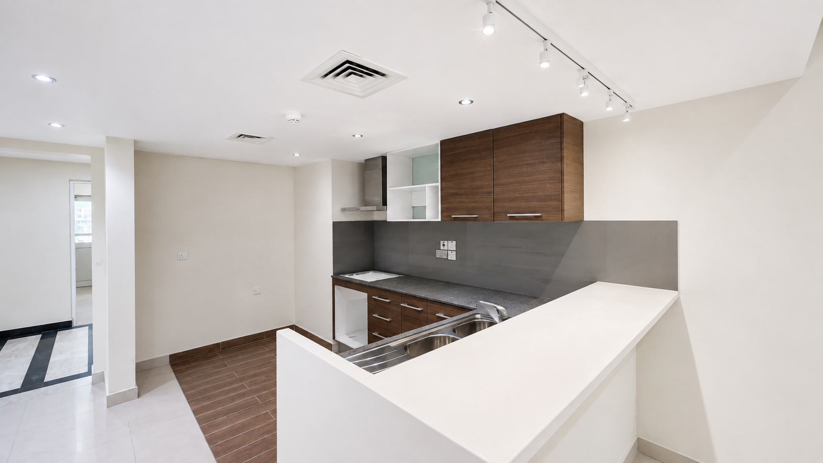 RENOVATED 2BR | PET FRIENDLY | PRIVATE YARD