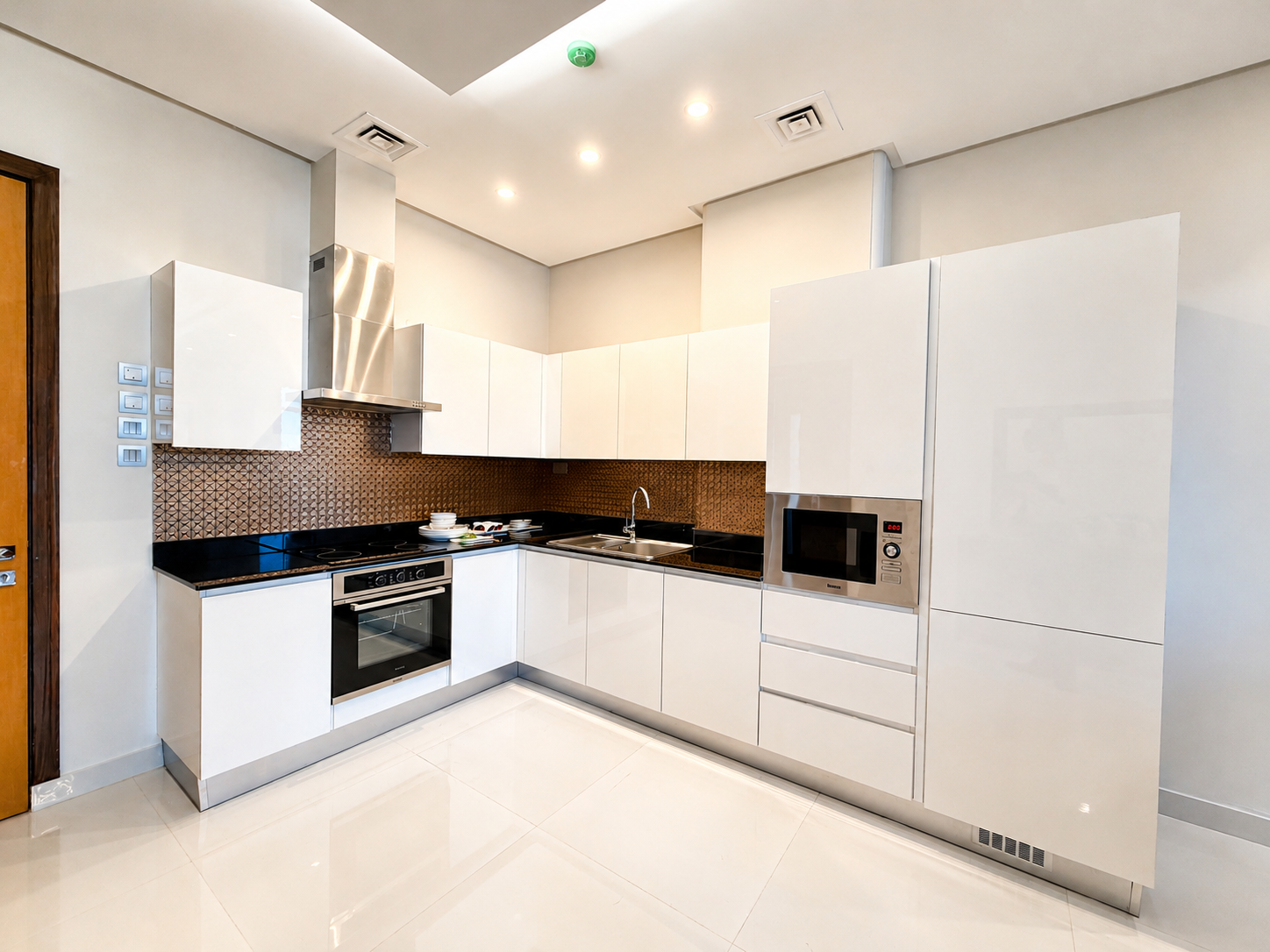 BALCONY | MODERN FURNISHINGS | BRIGHT | PRIME LOCATION