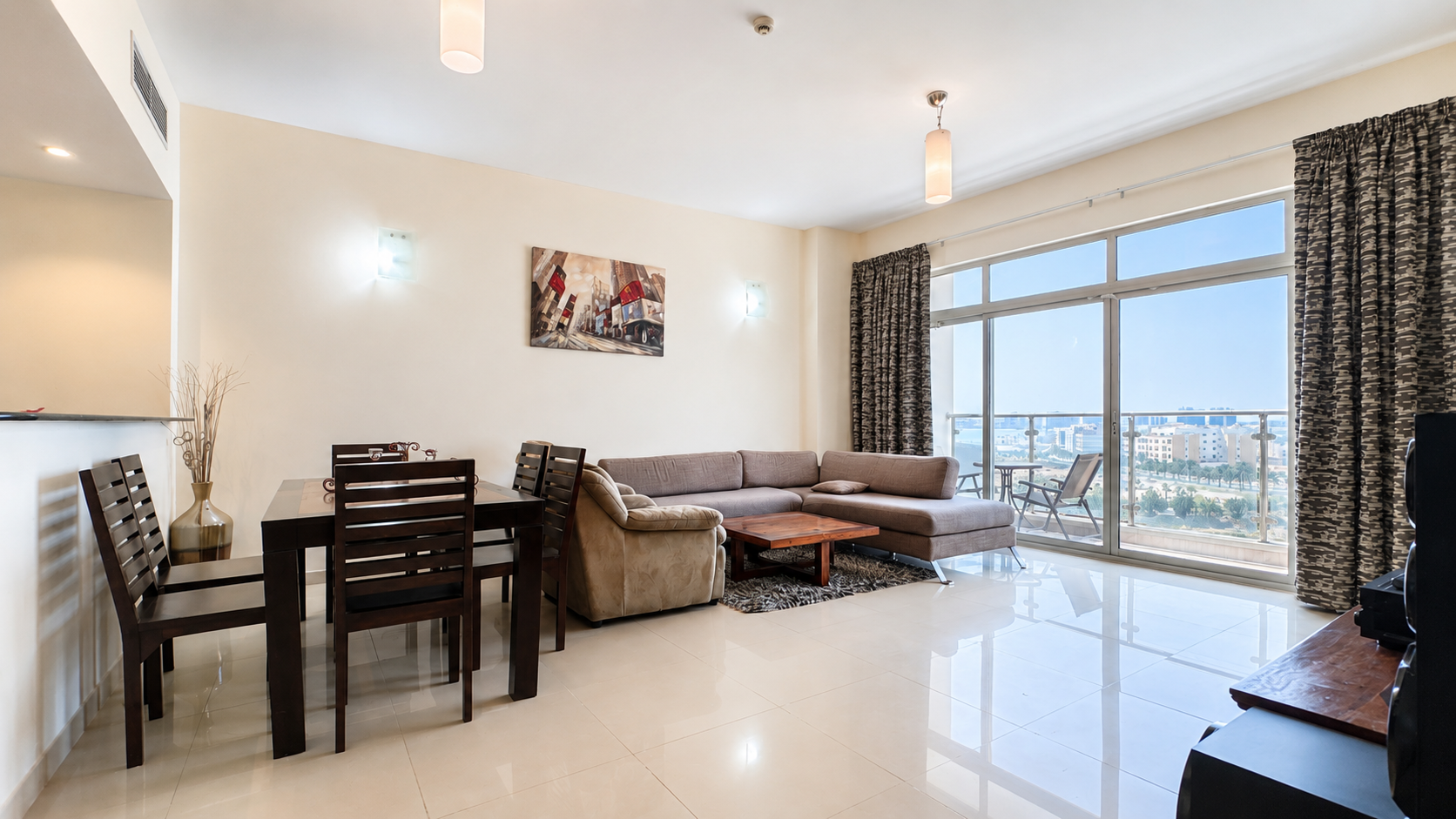 2 Bedrooms Apartment for with Balcony and Sea View