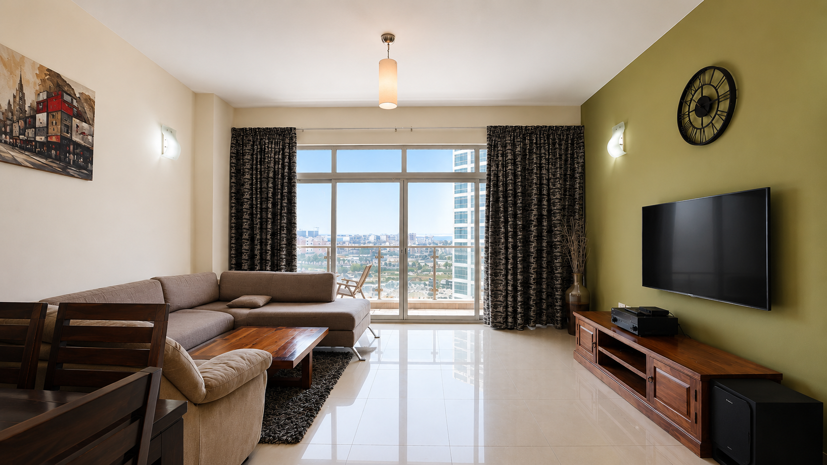 2 Bedrooms Apartment for with Balcony and Sea View
