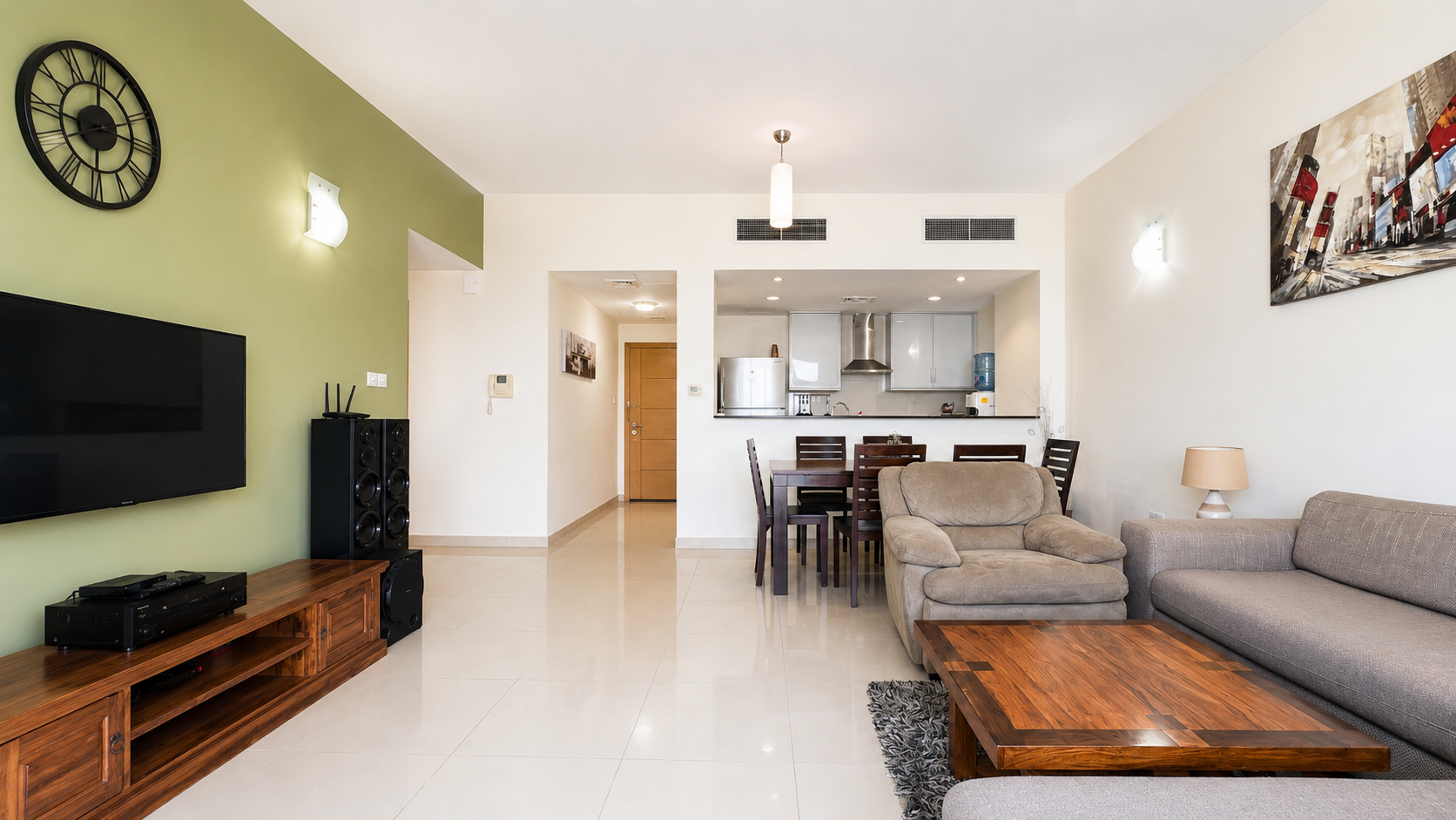 2 Bedrooms Apartment for with Balcony and Sea View