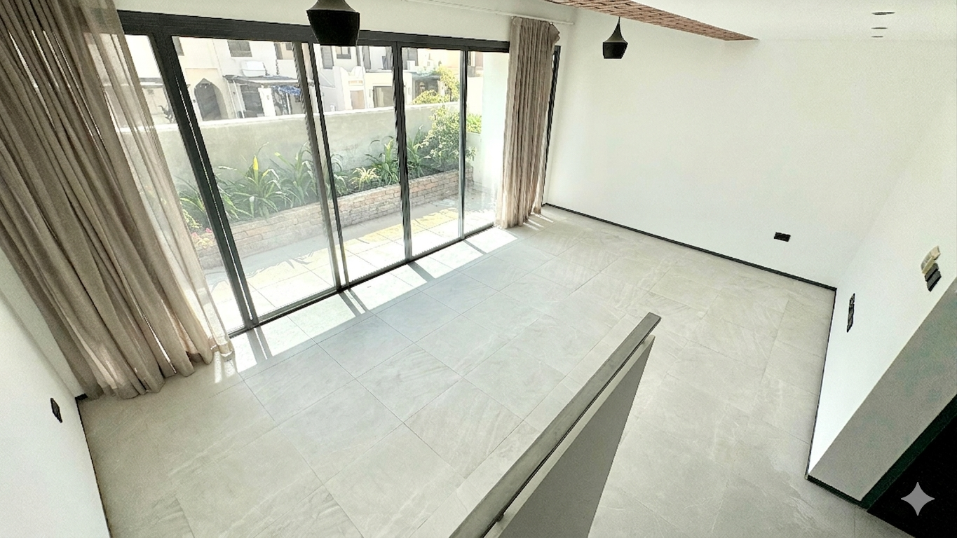 Bright 2 Bedroom Duplex| Close Kitchen & Balcony