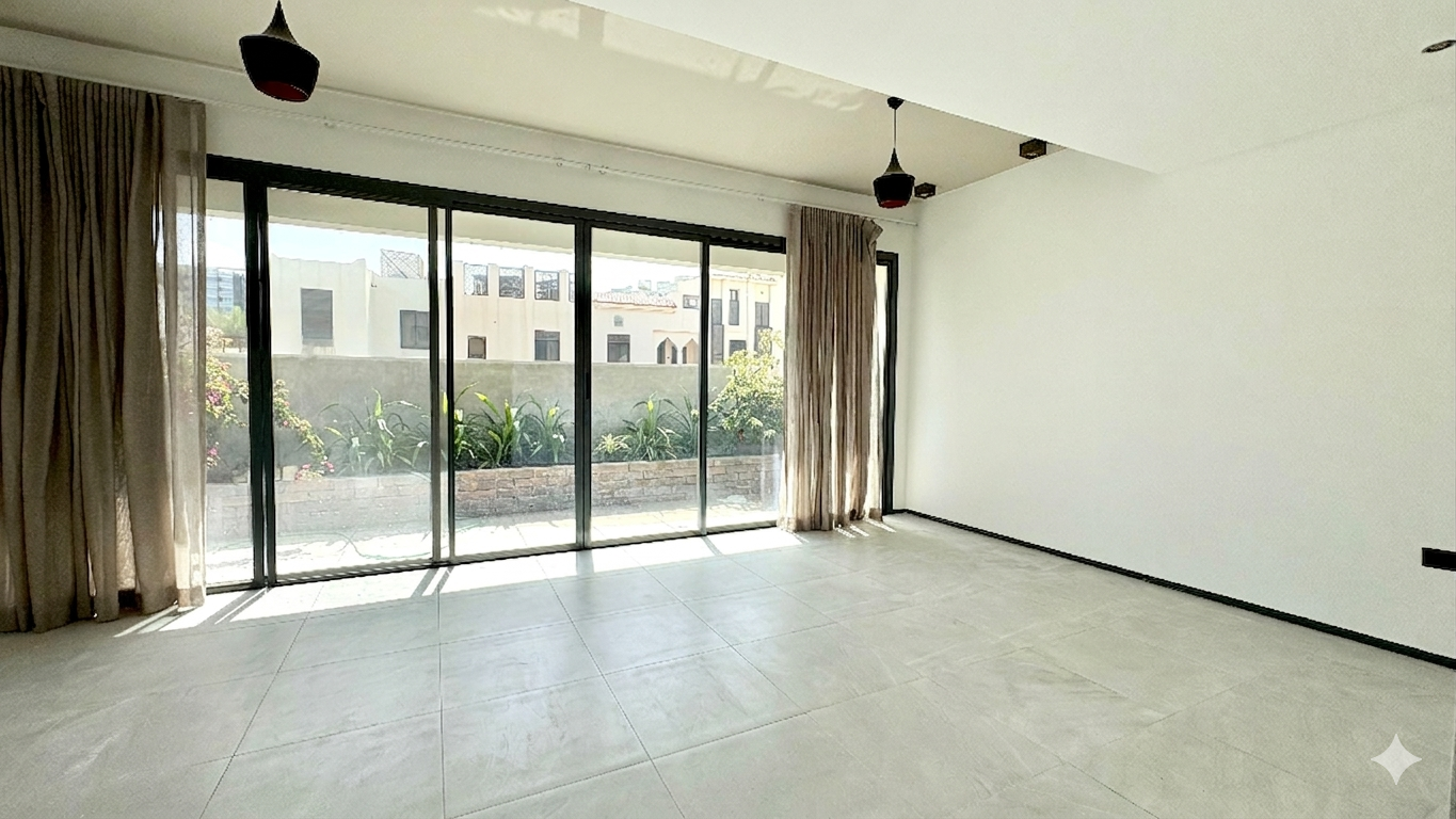 Bright 2 Bedroom Duplex| Close Kitchen & Balcony