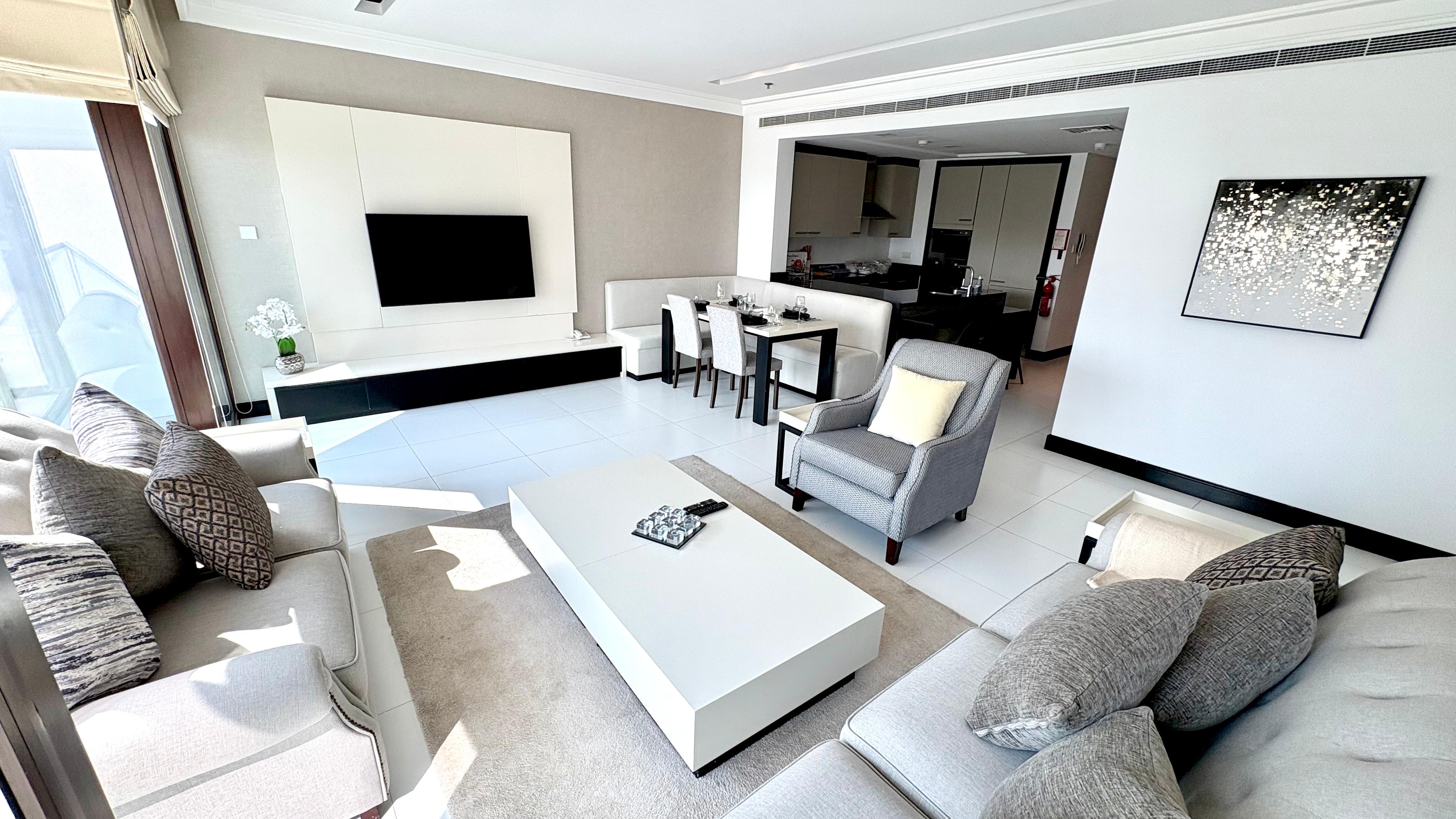 Luxury Spacious Flat with Housekeeping 