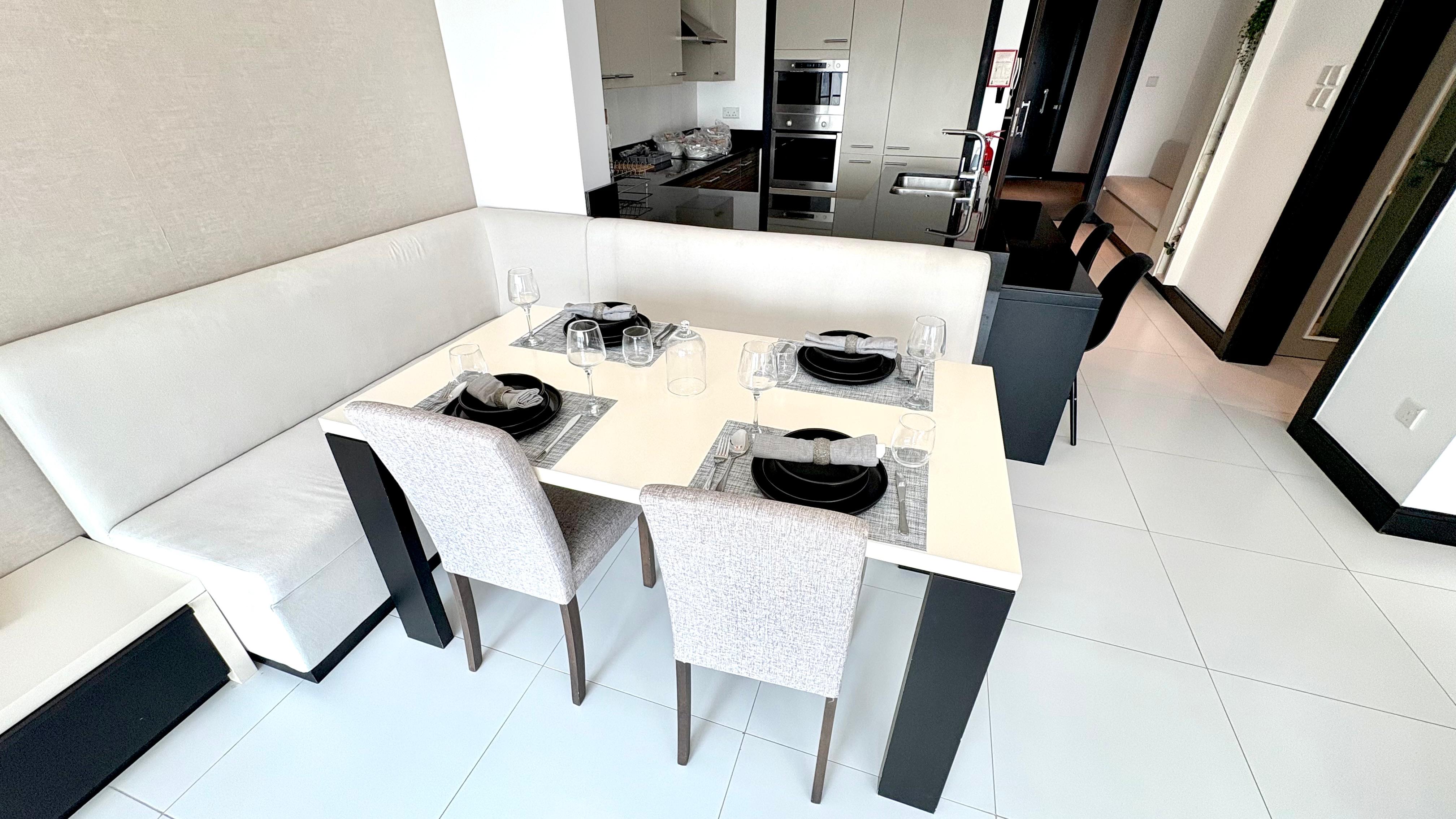 Luxury Spacious Flat with Housekeeping 