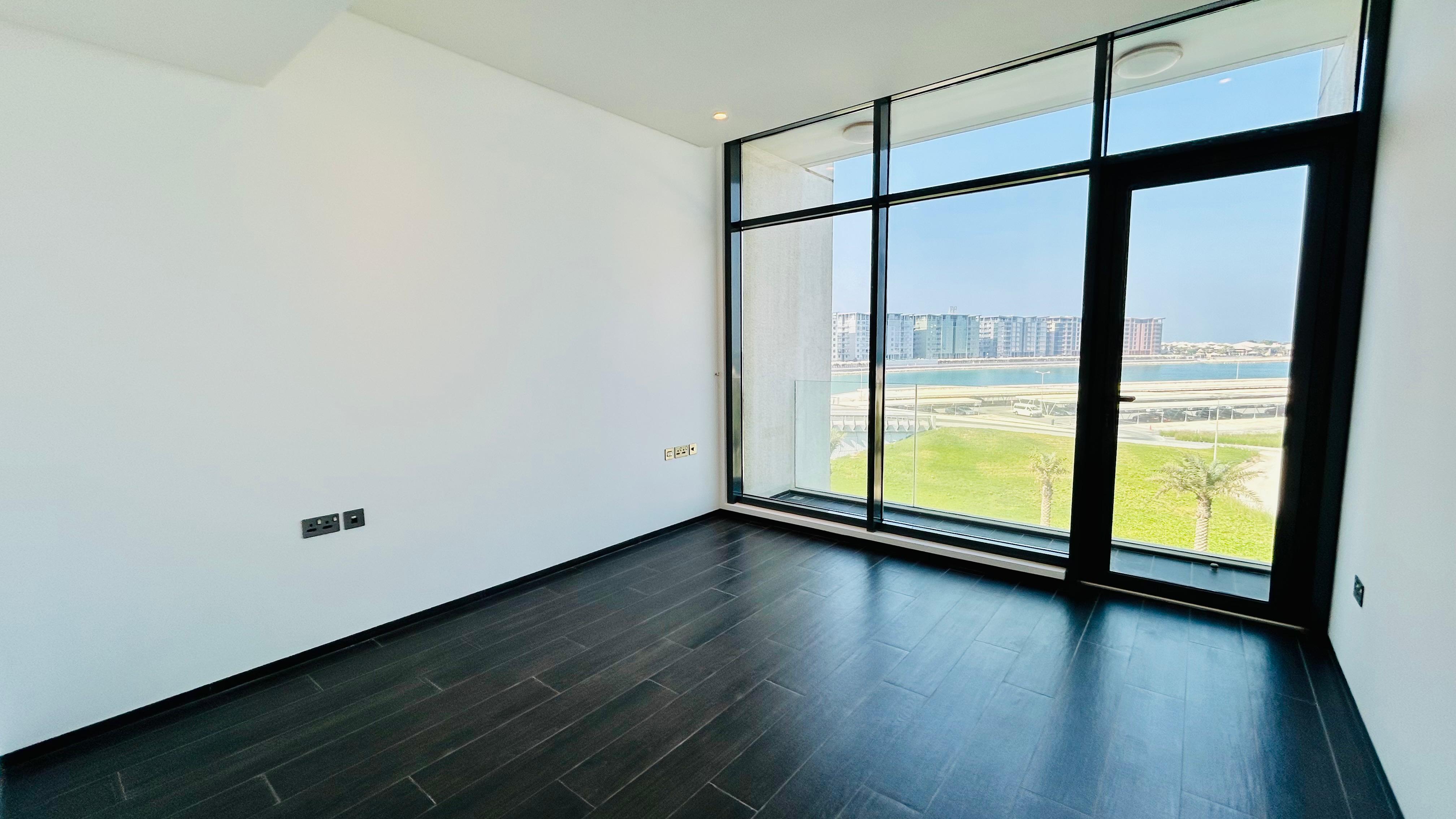Brand new Three bedrooms Luxury apartment in Harbour row