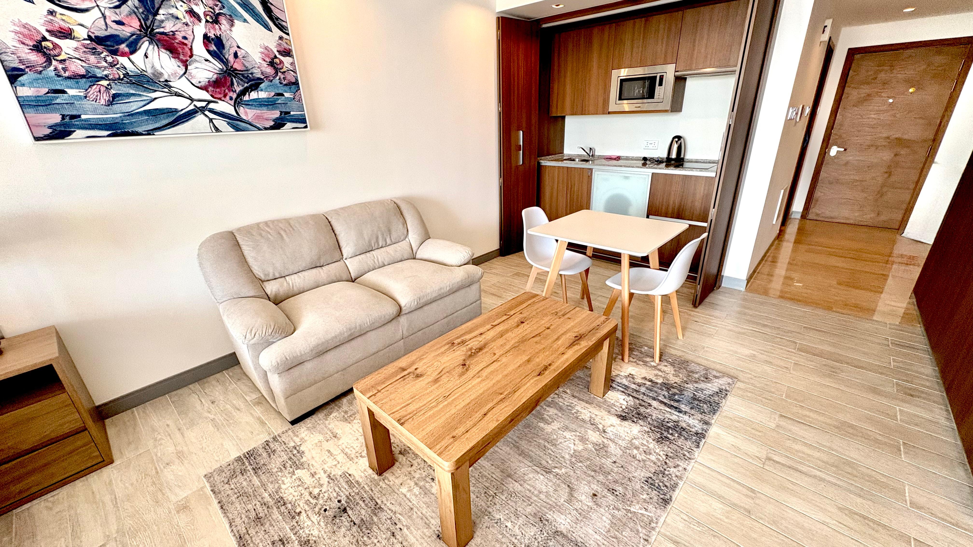 Modern studio with access to Pool, Gym & Covered Parking