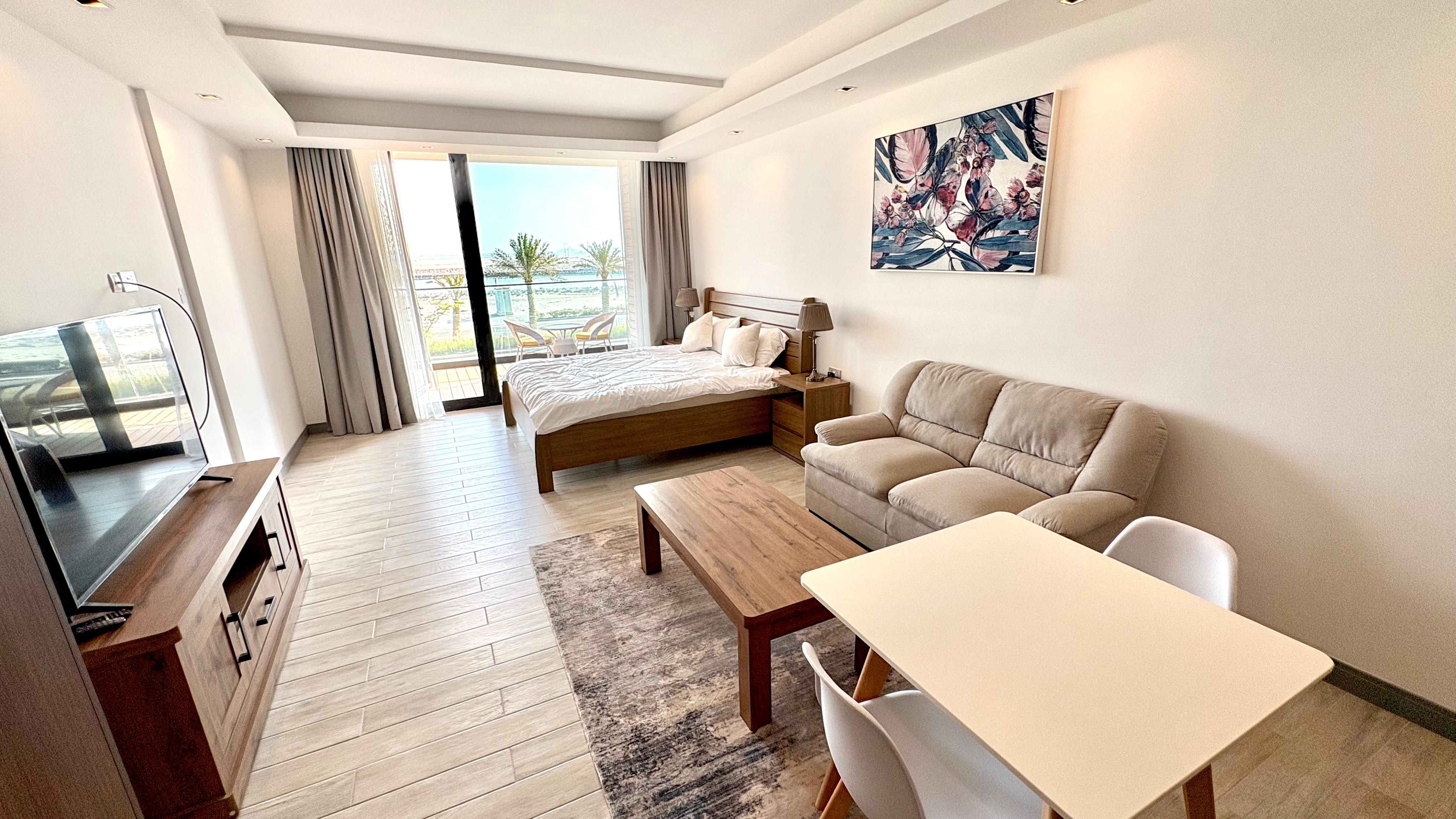 Modern studio with access to Pool, Gym & Covered Parking