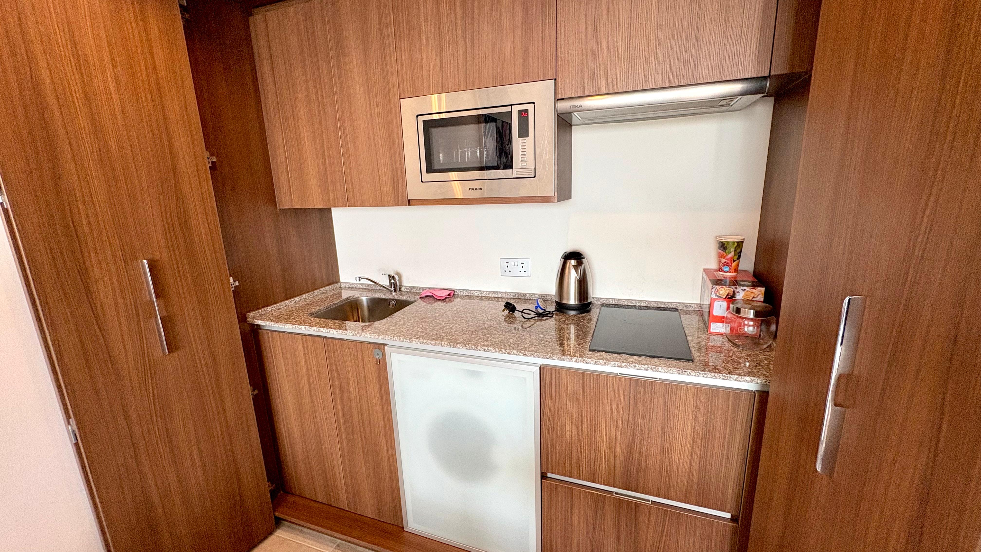 Modern studio with access to Pool, Gym & Covered Parking