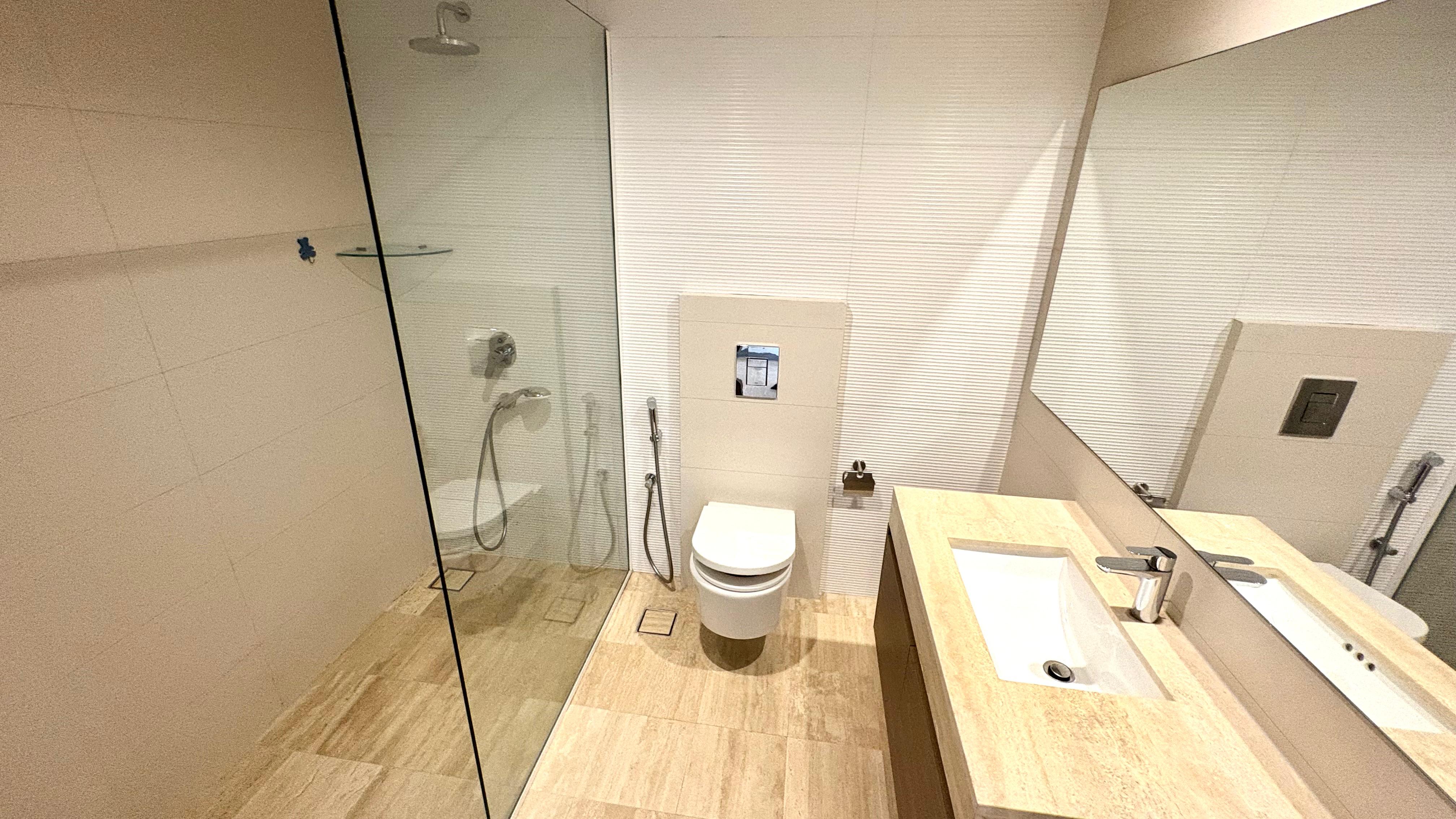 Modern studio with access to Pool, Gym & Covered Parking