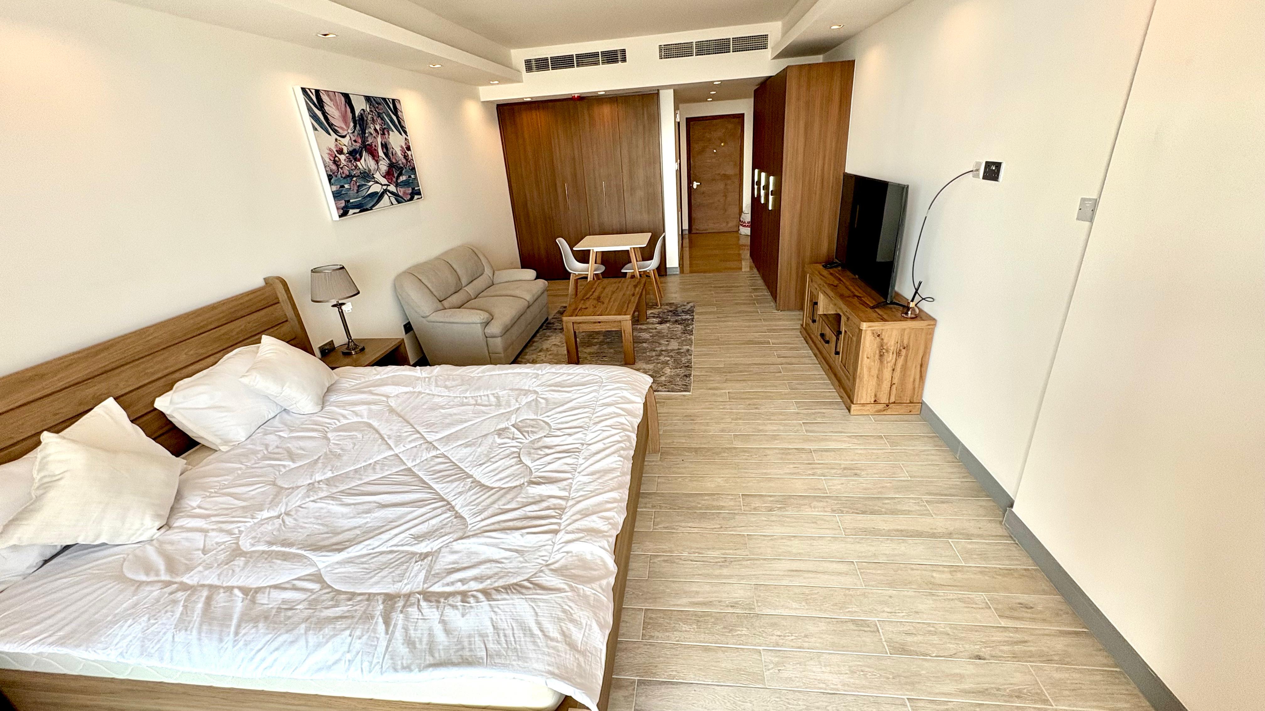 Modern studio with access to Pool, Gym & Covered Parking