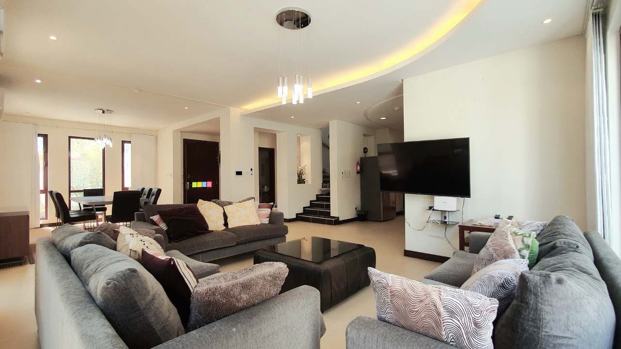 LUXURY FAMILY VILLA | FULLY FURNISHED | CORNER PLOT