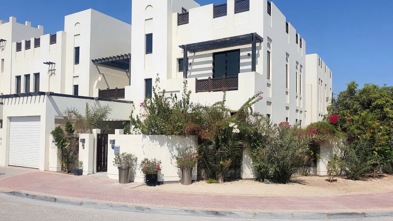 LUXURY FAMILY VILLA | FULLY FURNISHED | CORNER PLOT