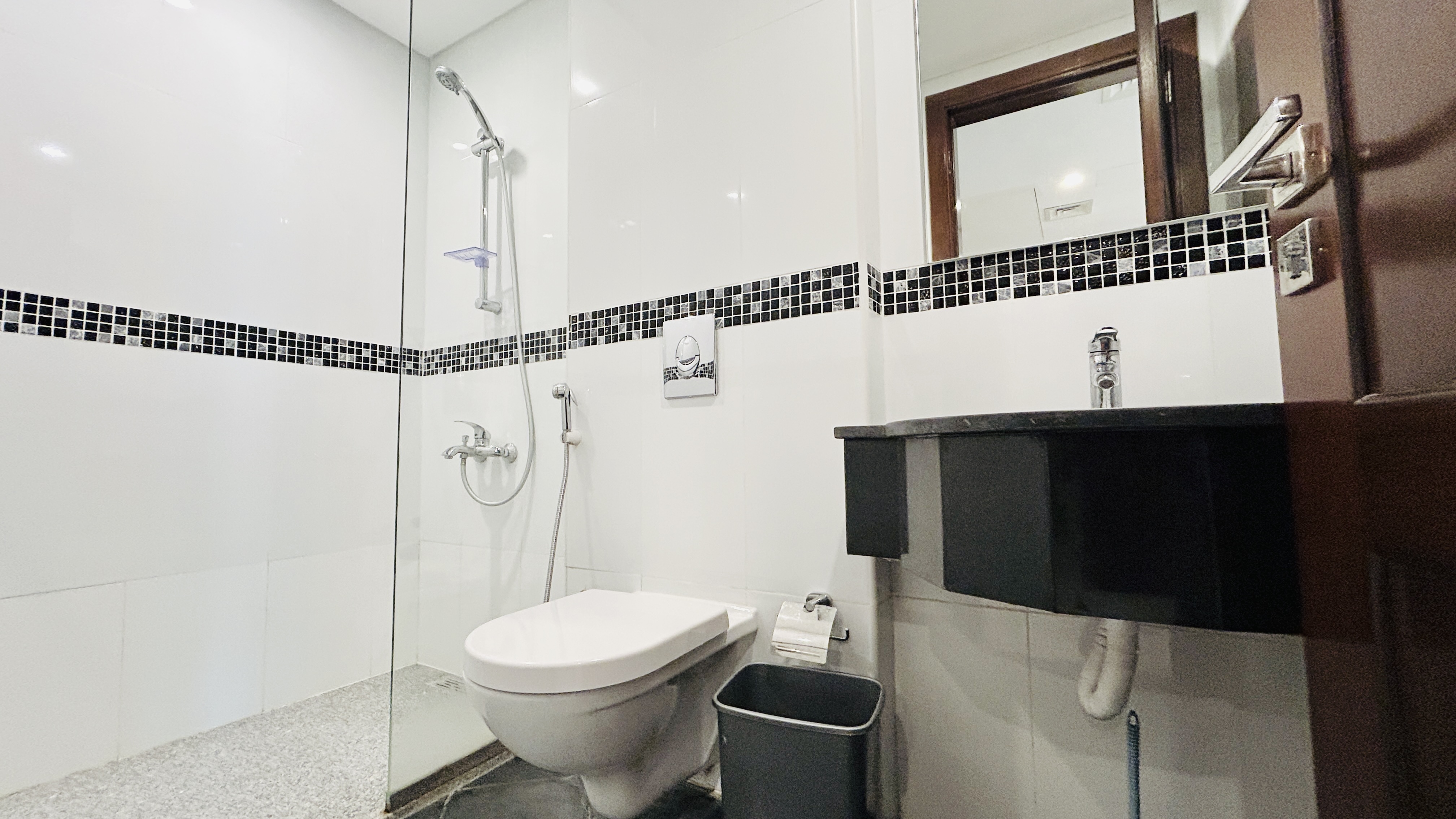 MODERN | SPACIOUS ROOMS | PARTIAL SEA VIEW 