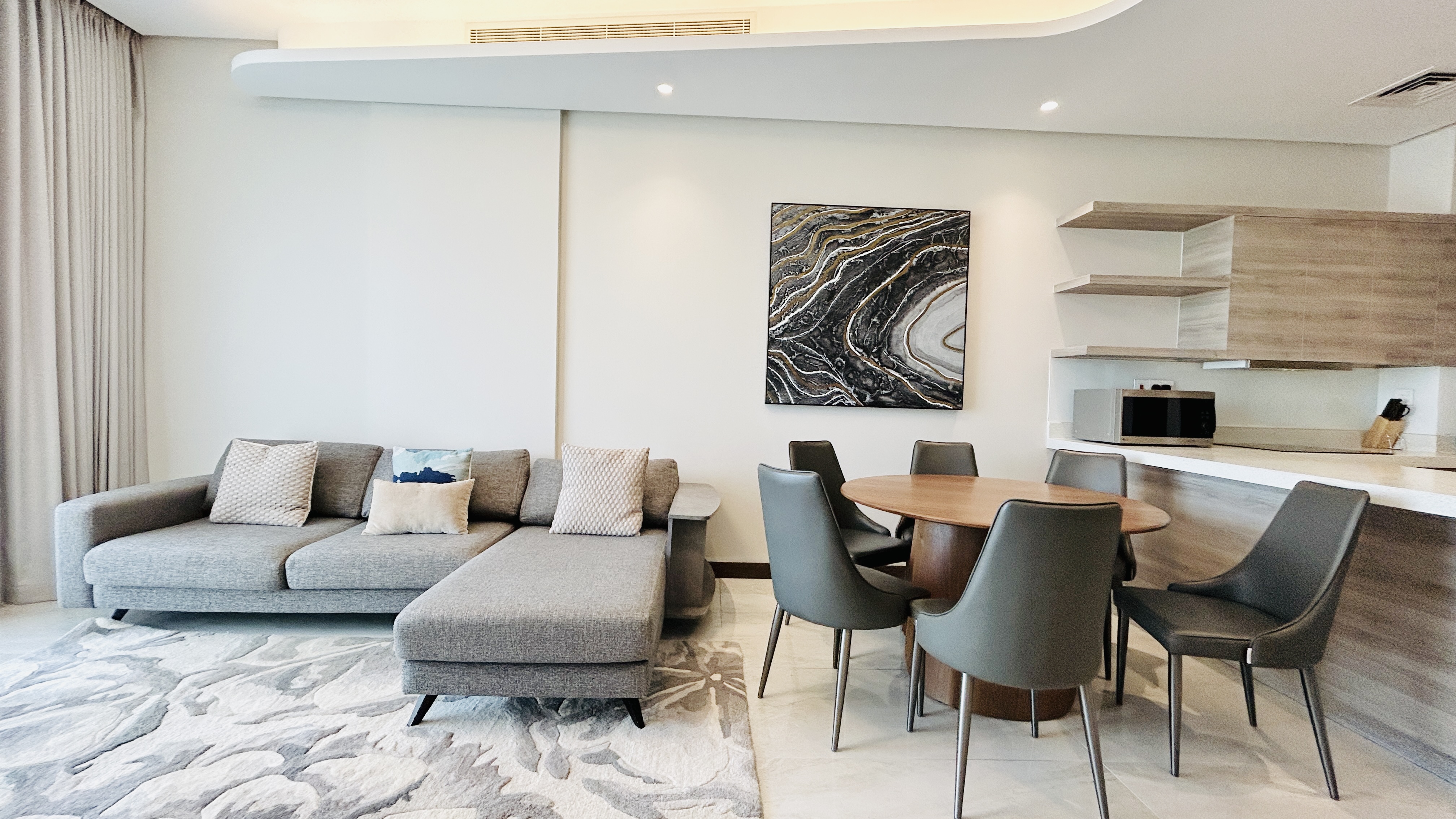 MODERN | CITYVIEW | SPACIOUS ROOMS | BALCONY