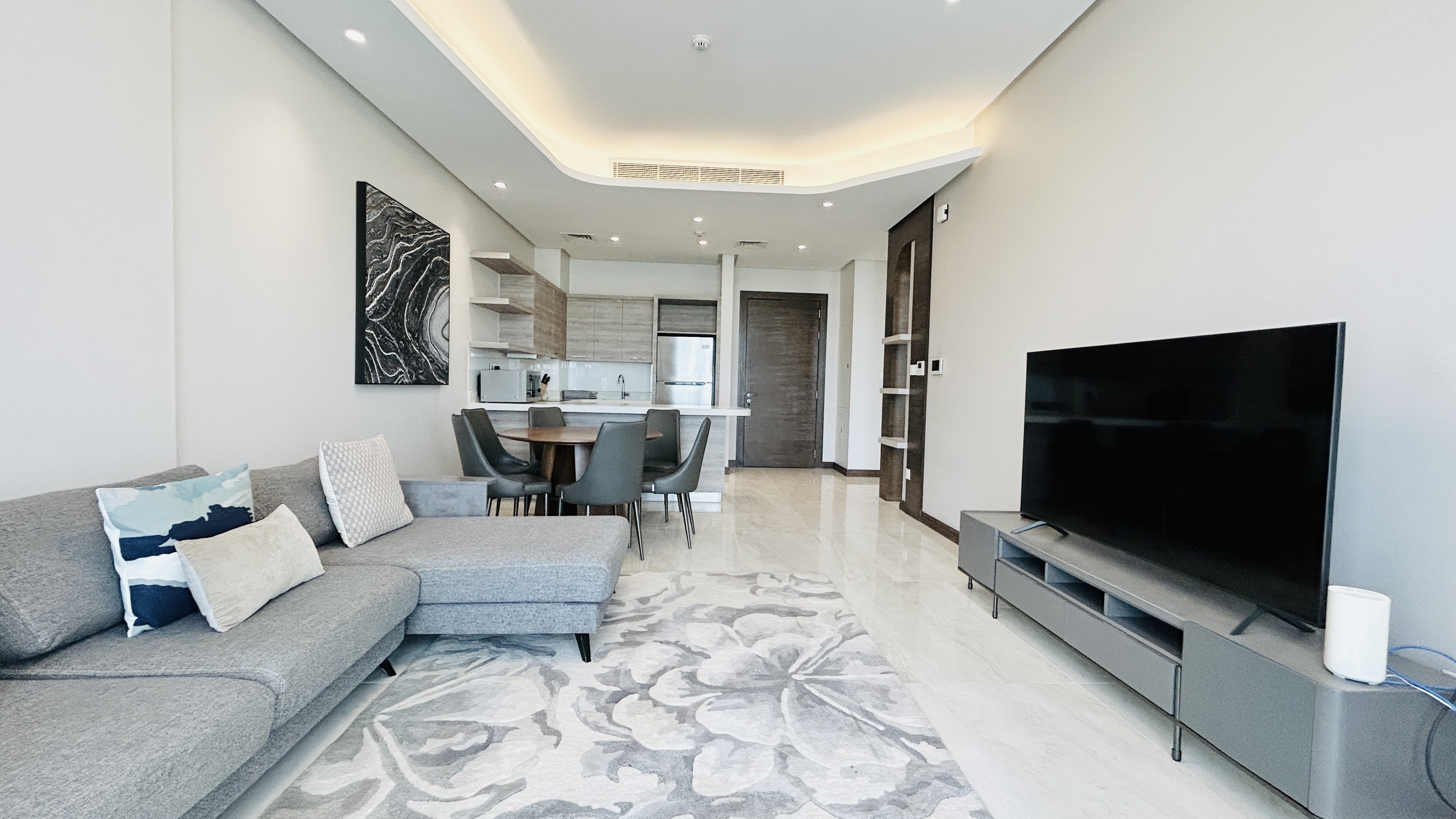 MODERN | CITYVIEW | SPACIOUS ROOMS | BALCONY