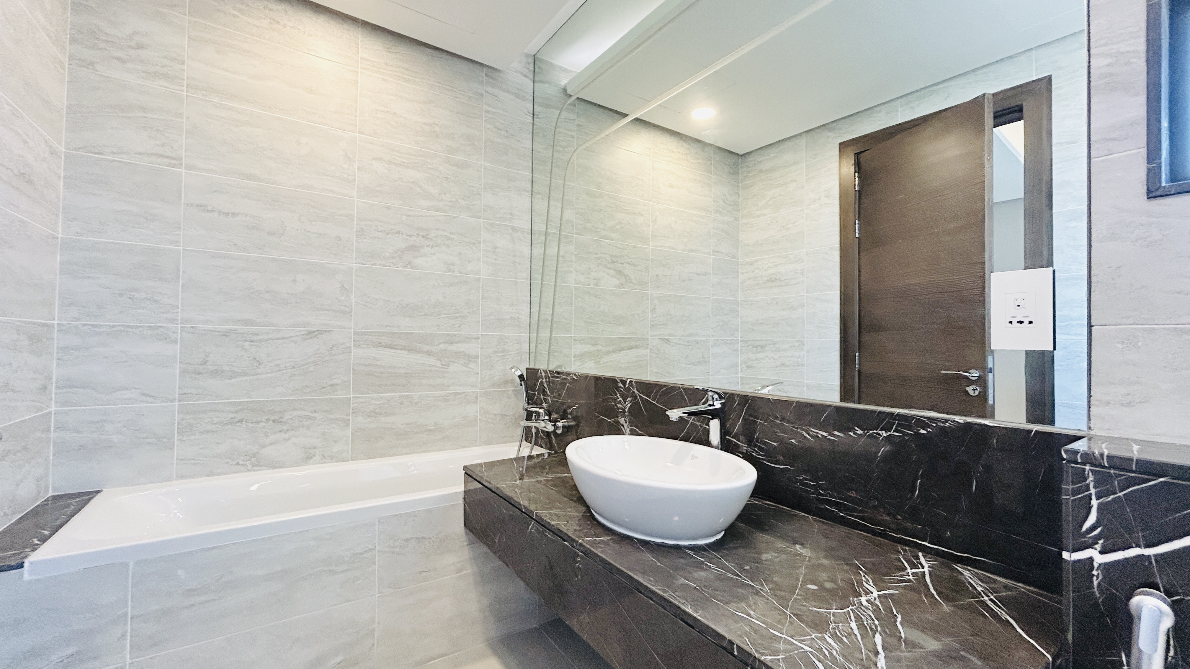 MODERN | CITYVIEW | SPACIOUS ROOMS | BALCONY