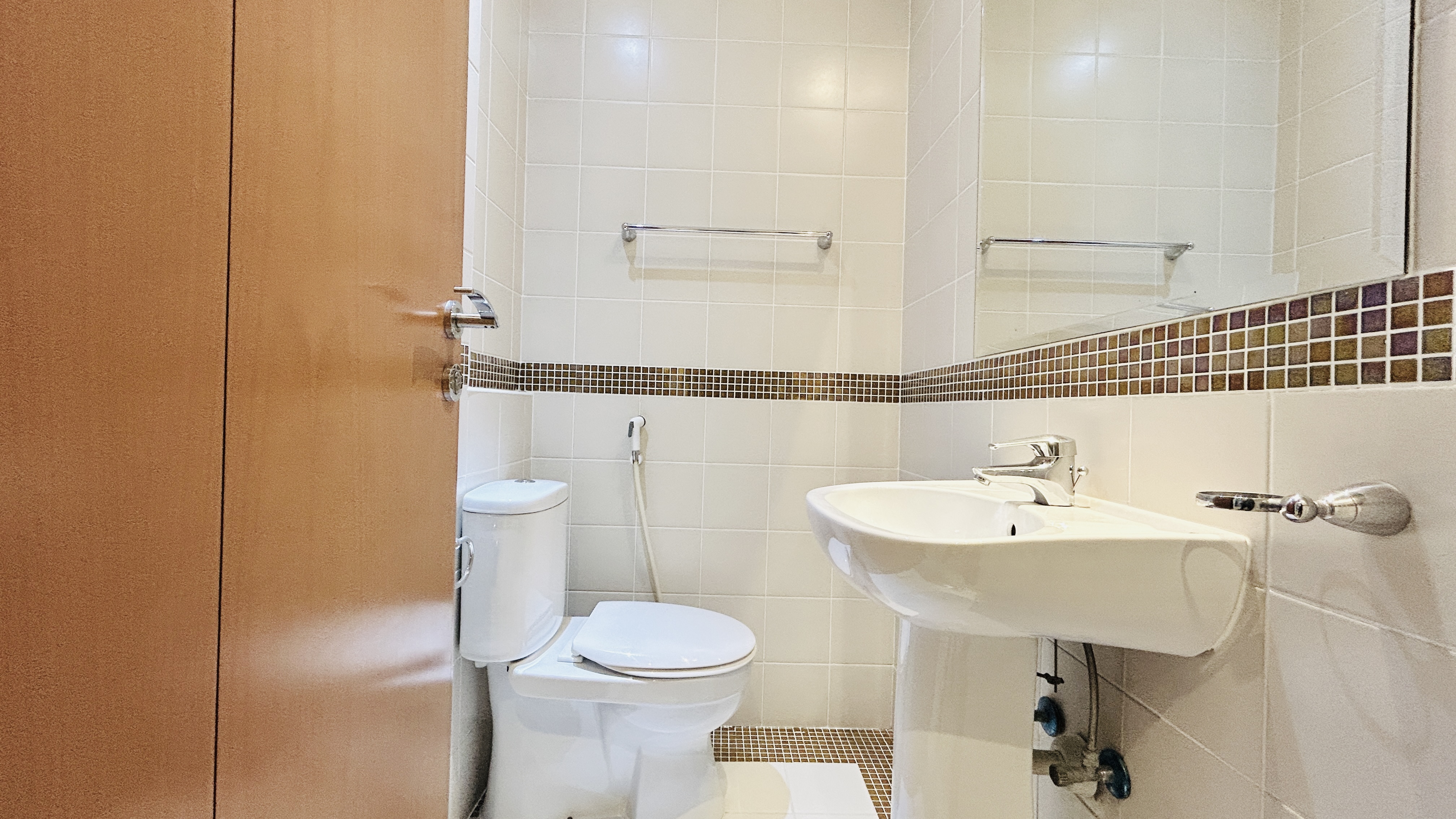MODERN | HOUSEKEEPING | AMENITIES | CITY VIEW
