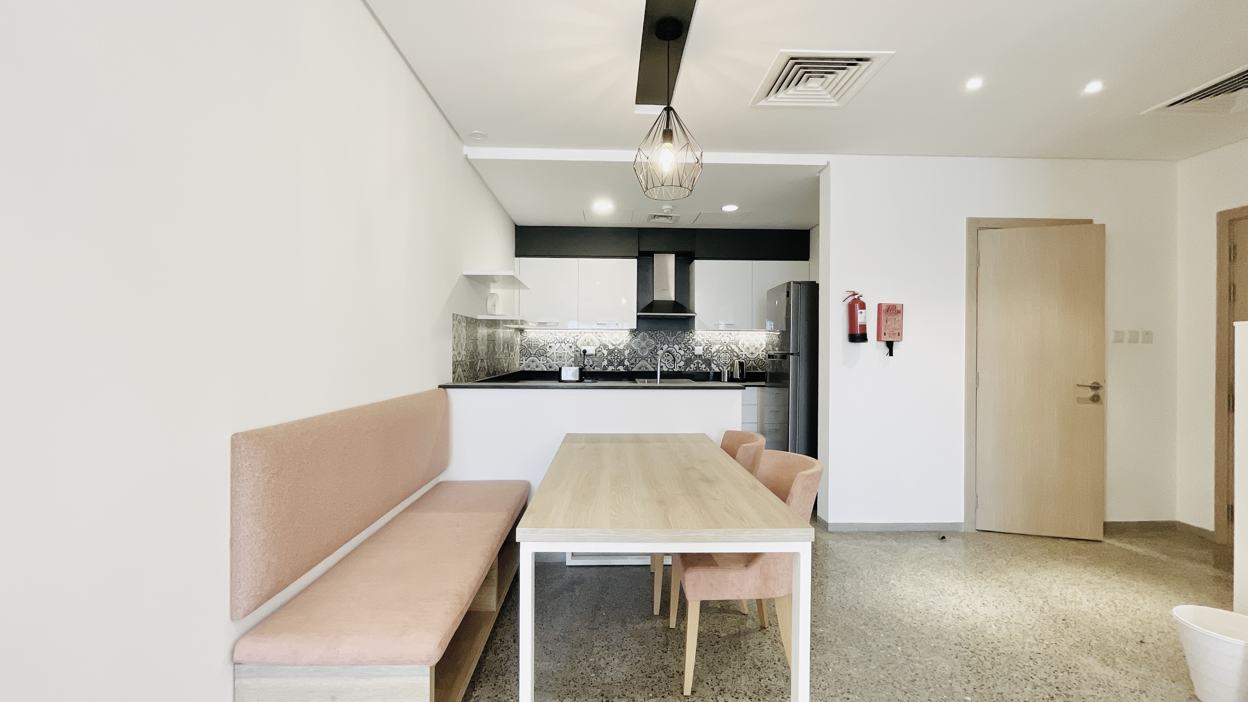 MODERN | SPACIOUS ROOM |  CITY VIEW | BALCONIES 