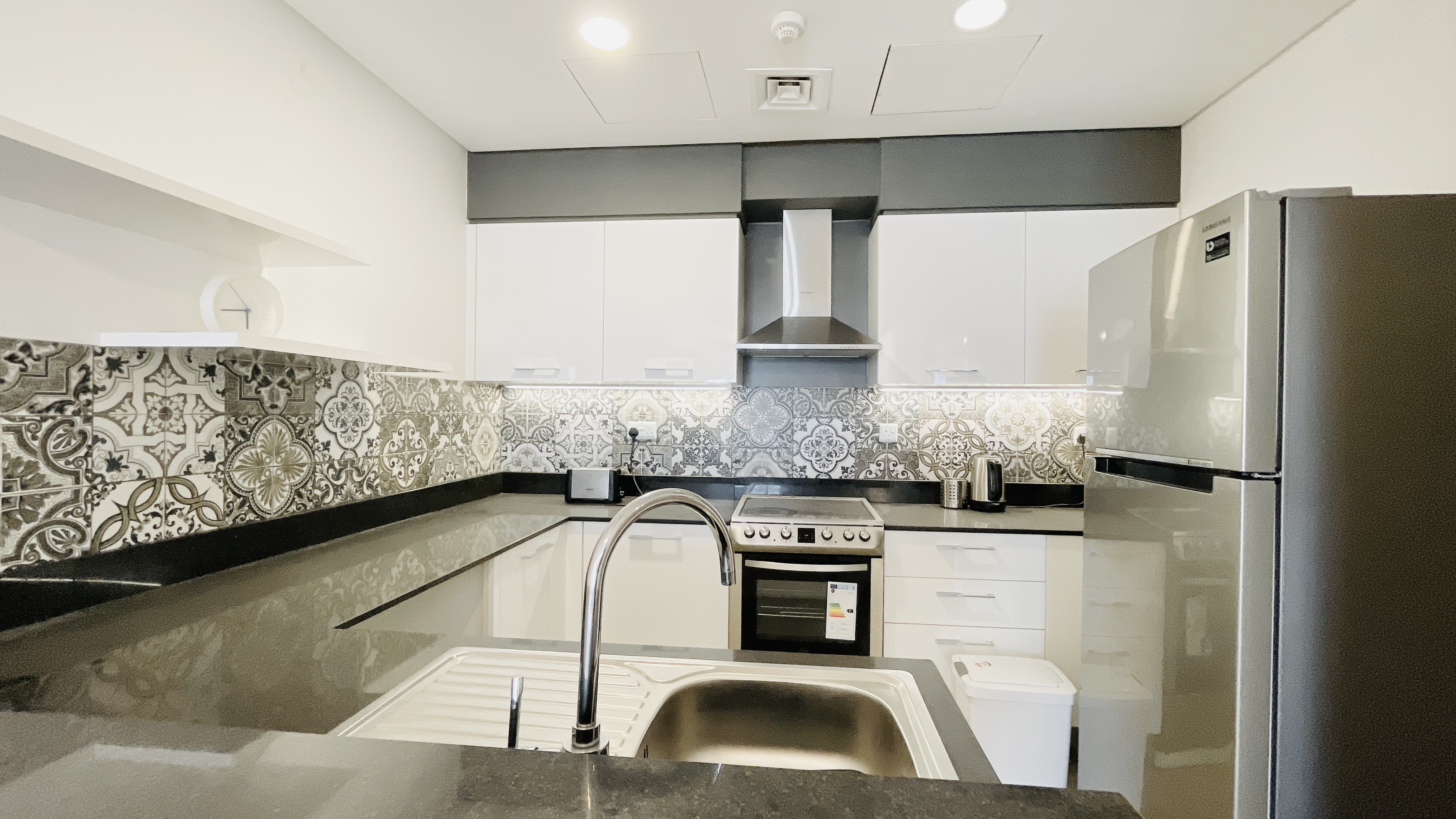 MODERN | SPACIOUS ROOM |  CITY VIEW | BALCONIES 