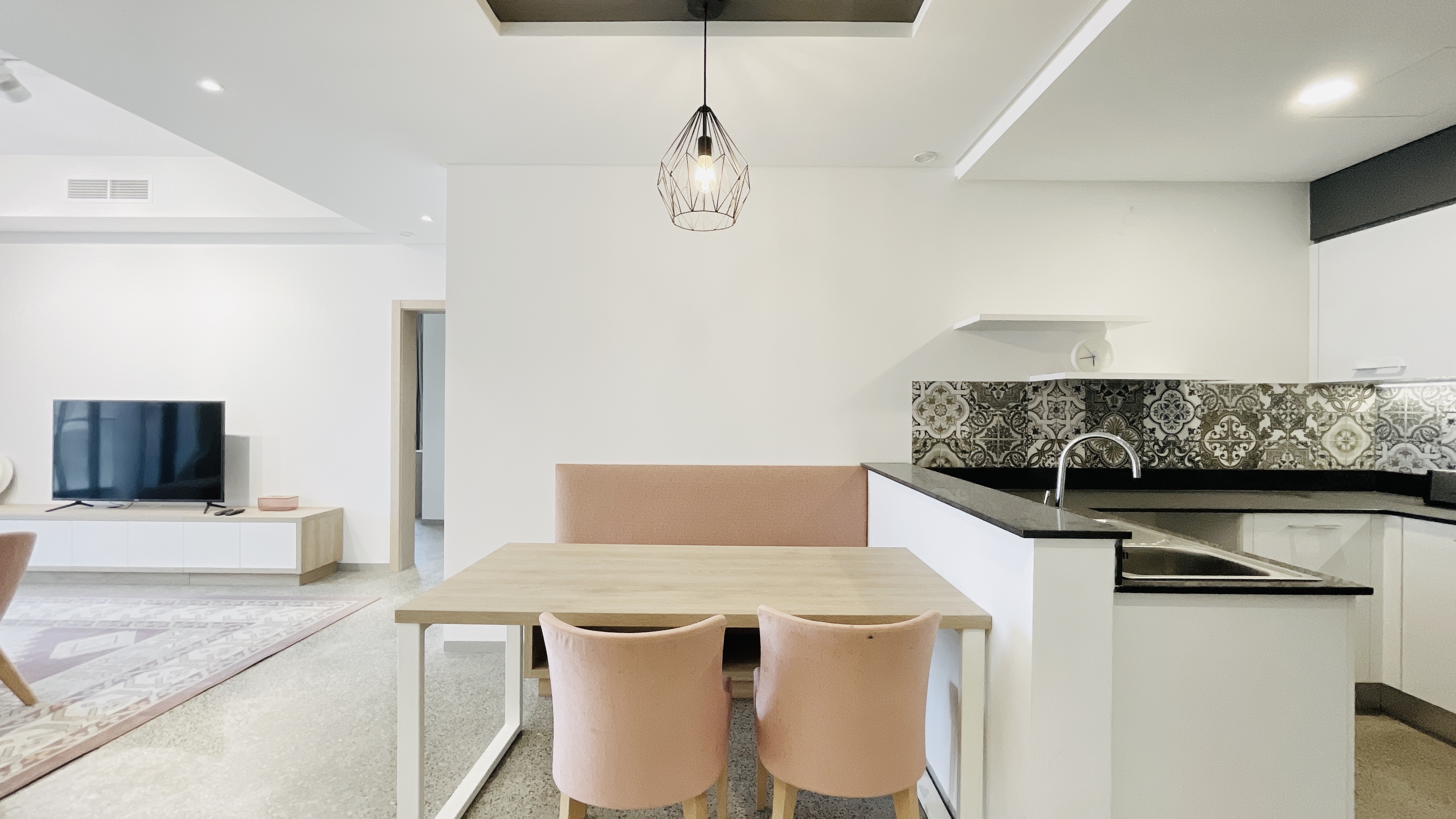 MODERN | SPACIOUS ROOM |  CITY VIEW | BALCONIES 