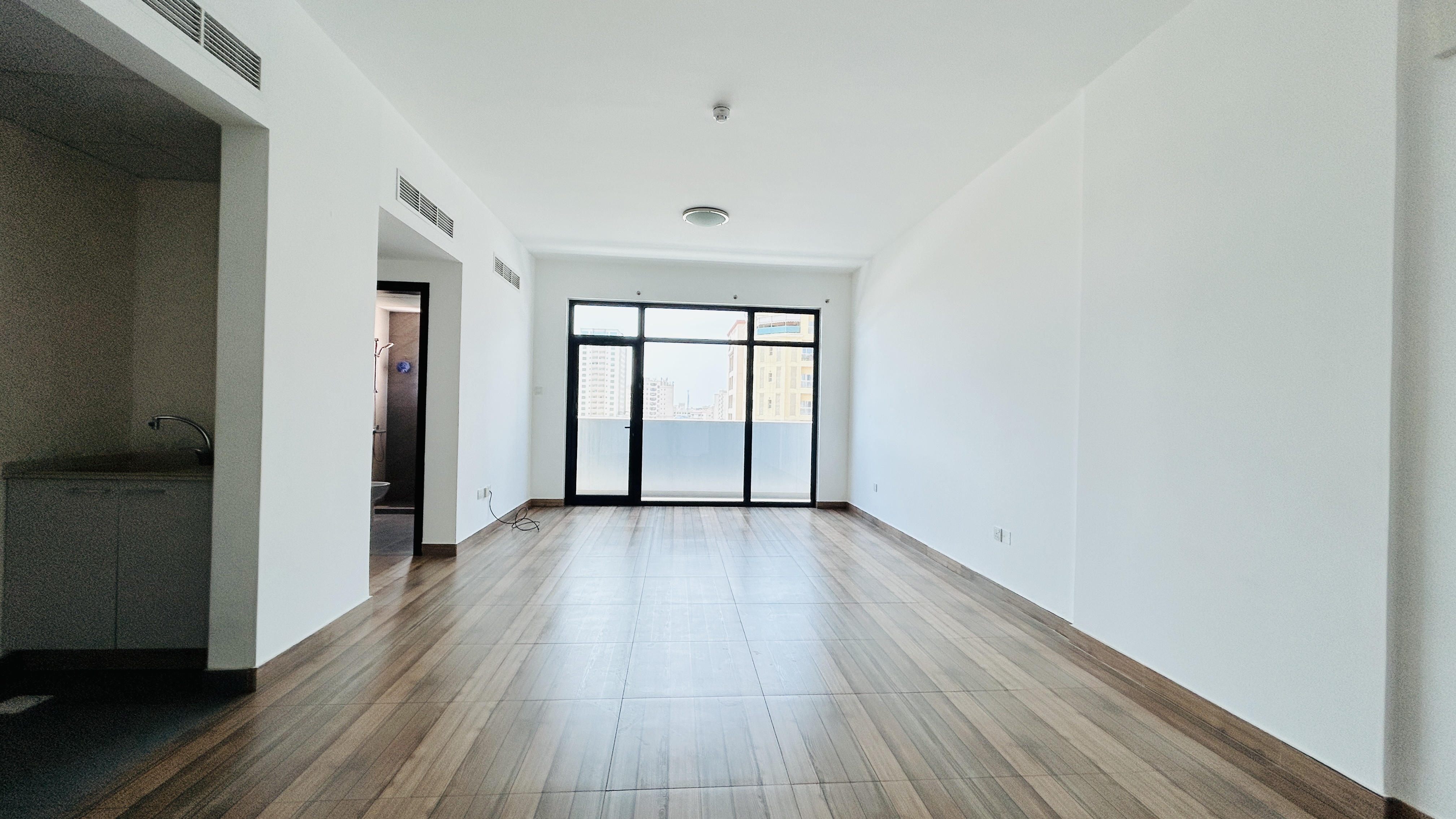 MODERN | SPACIOUS ROOM | GREAT AMENITIES | BALCONY