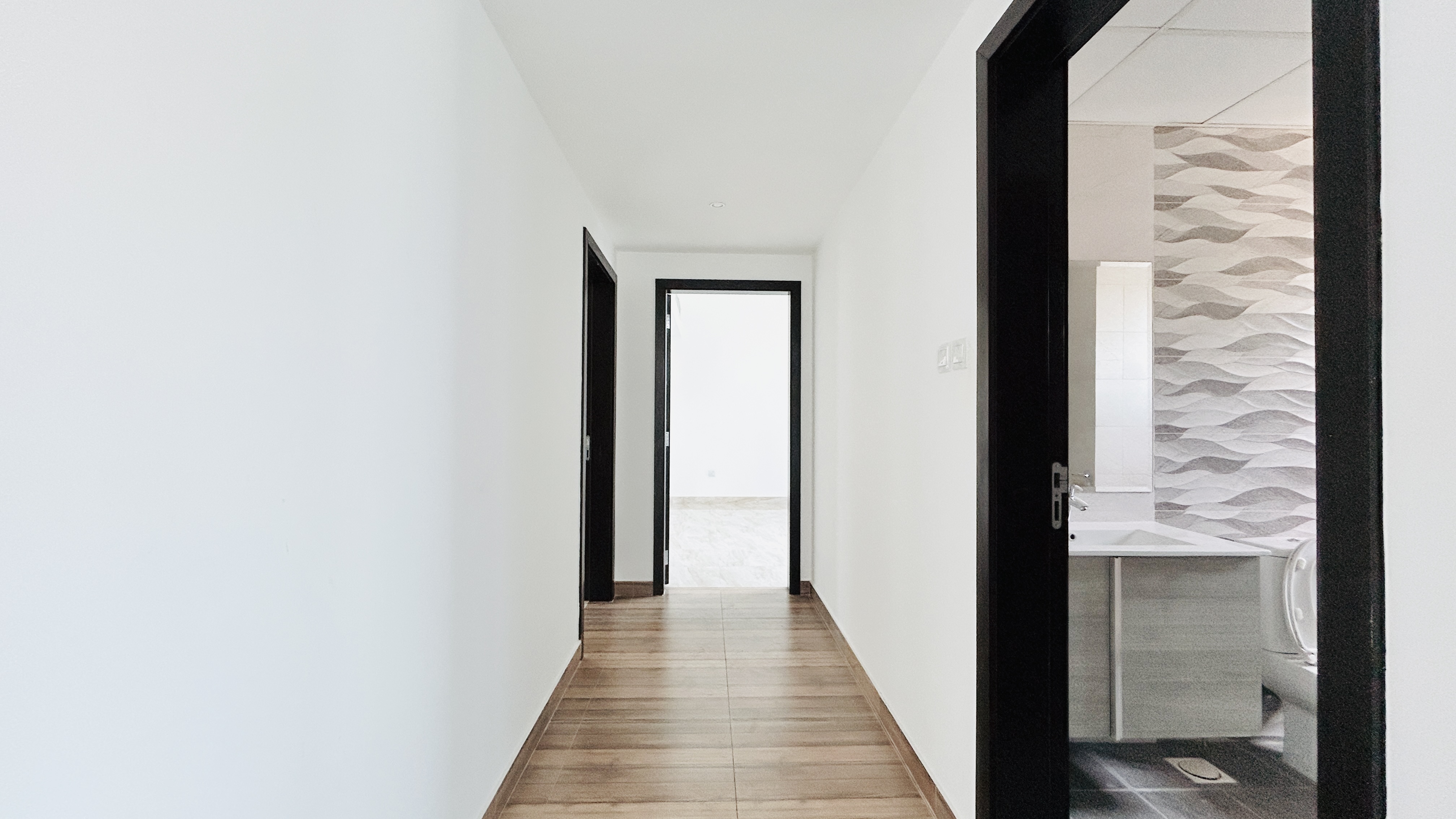 MODERN | SPACIOUS ROOM | GREAT AMENITIES | BALCONY