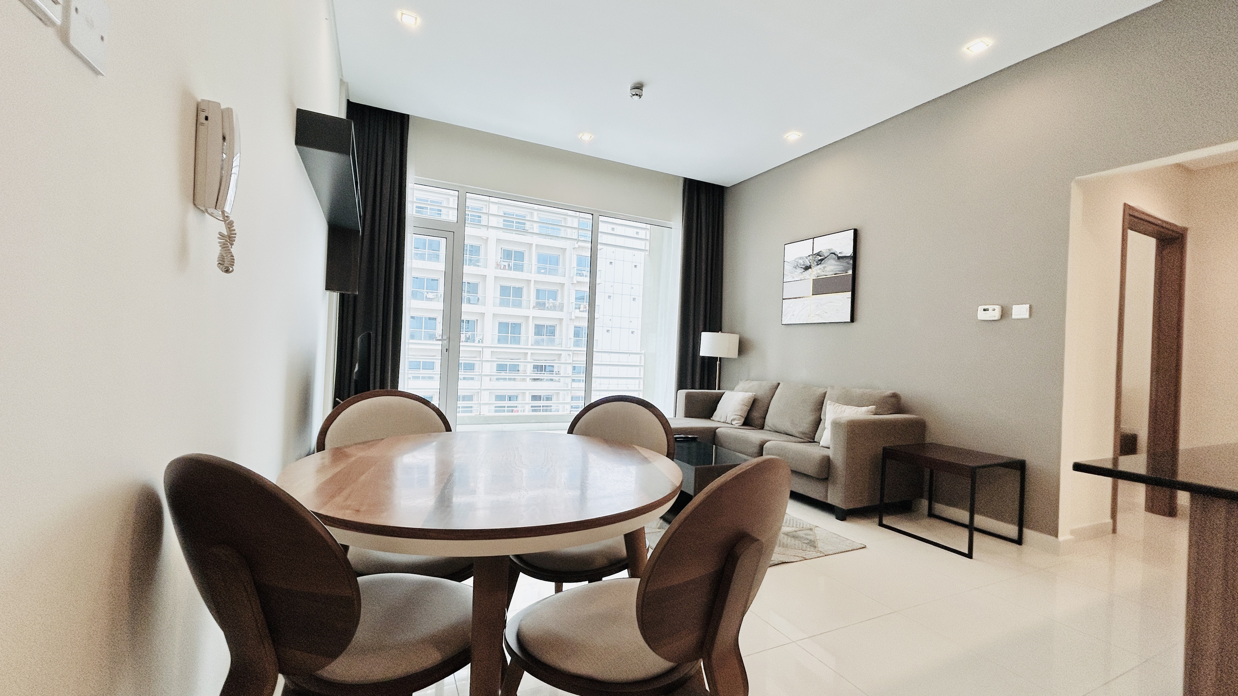 BALCONY | MODERN | CITY VIEW | SPACIOUS ROOMS 