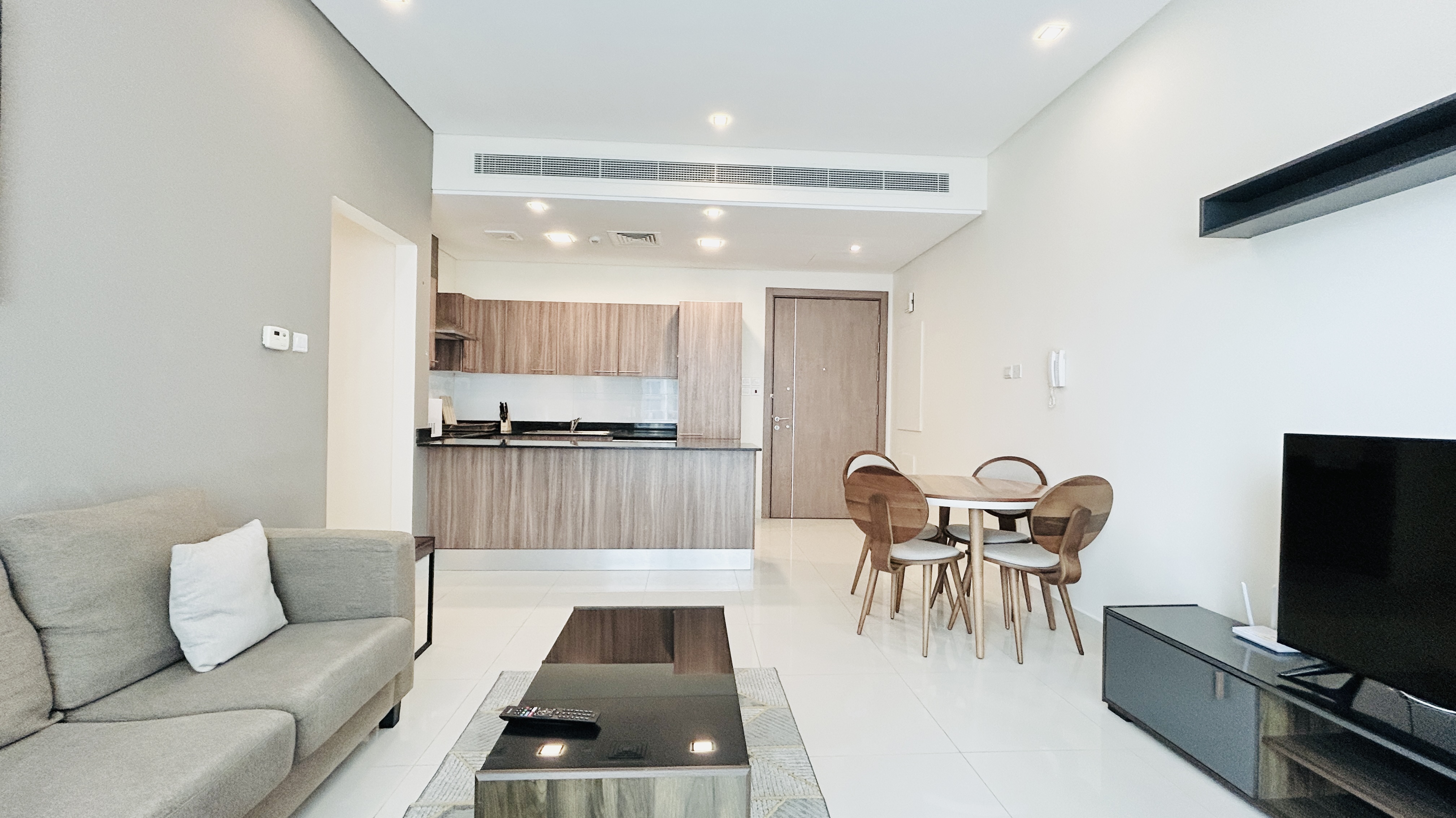 BALCONY | MODERN | CITY VIEW | SPACIOUS ROOMS 