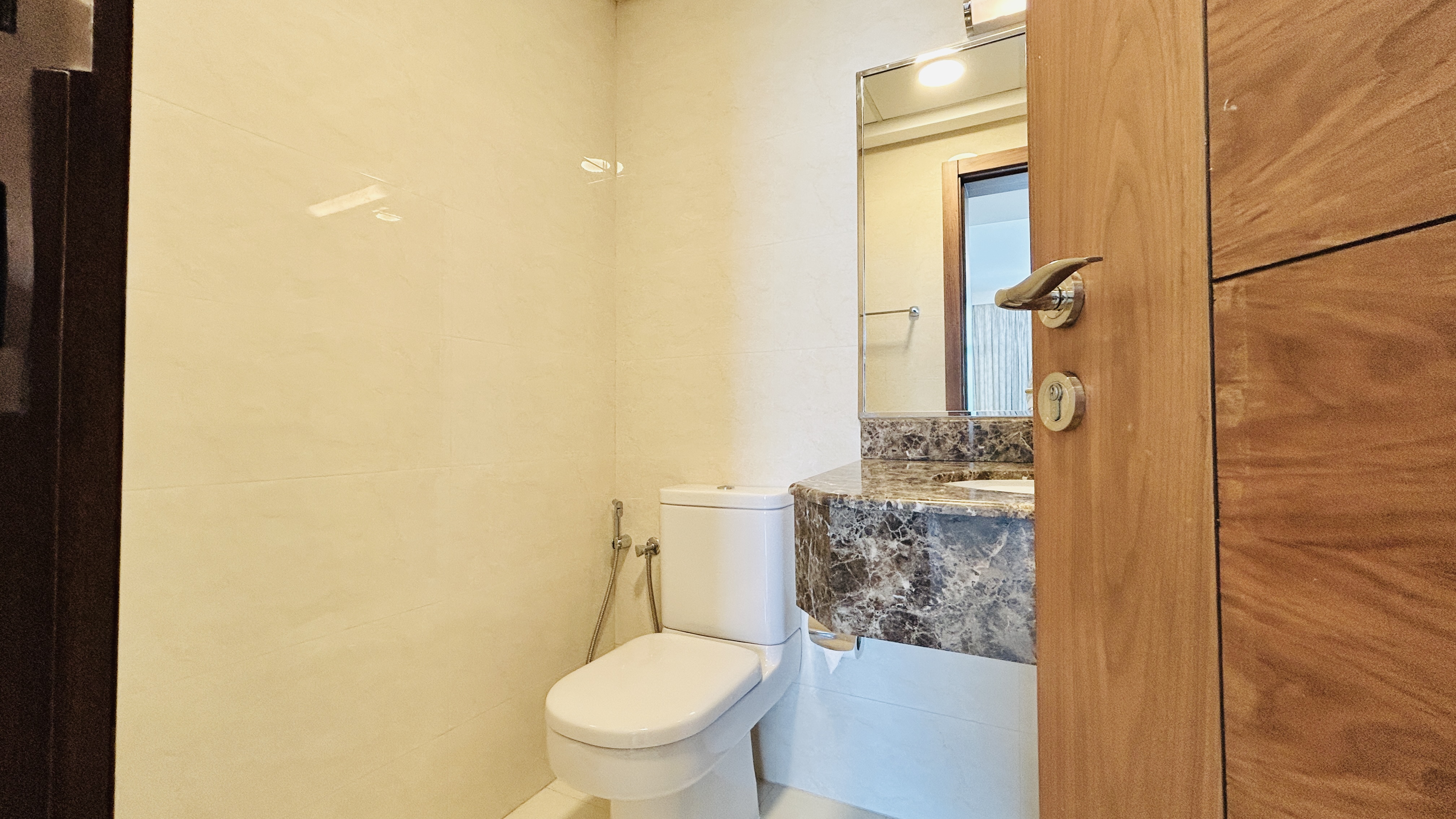 BALCONY | CITYVIEW | SPACIOUS ROOMS | GREAT FACILITIES