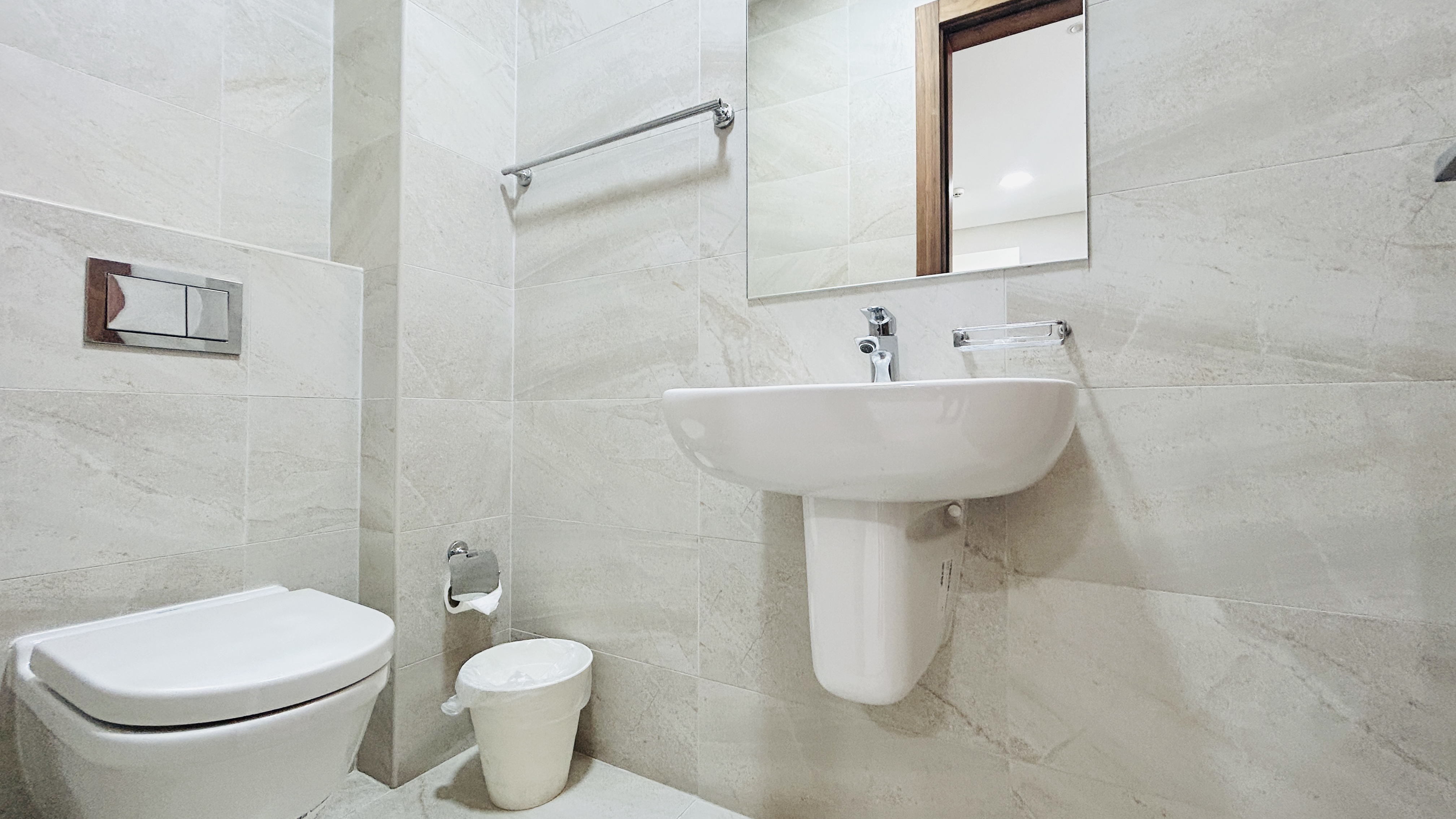 BALCONY | CITYVIEW | SPACIOUS ROOMS | GREAT FACILITIES