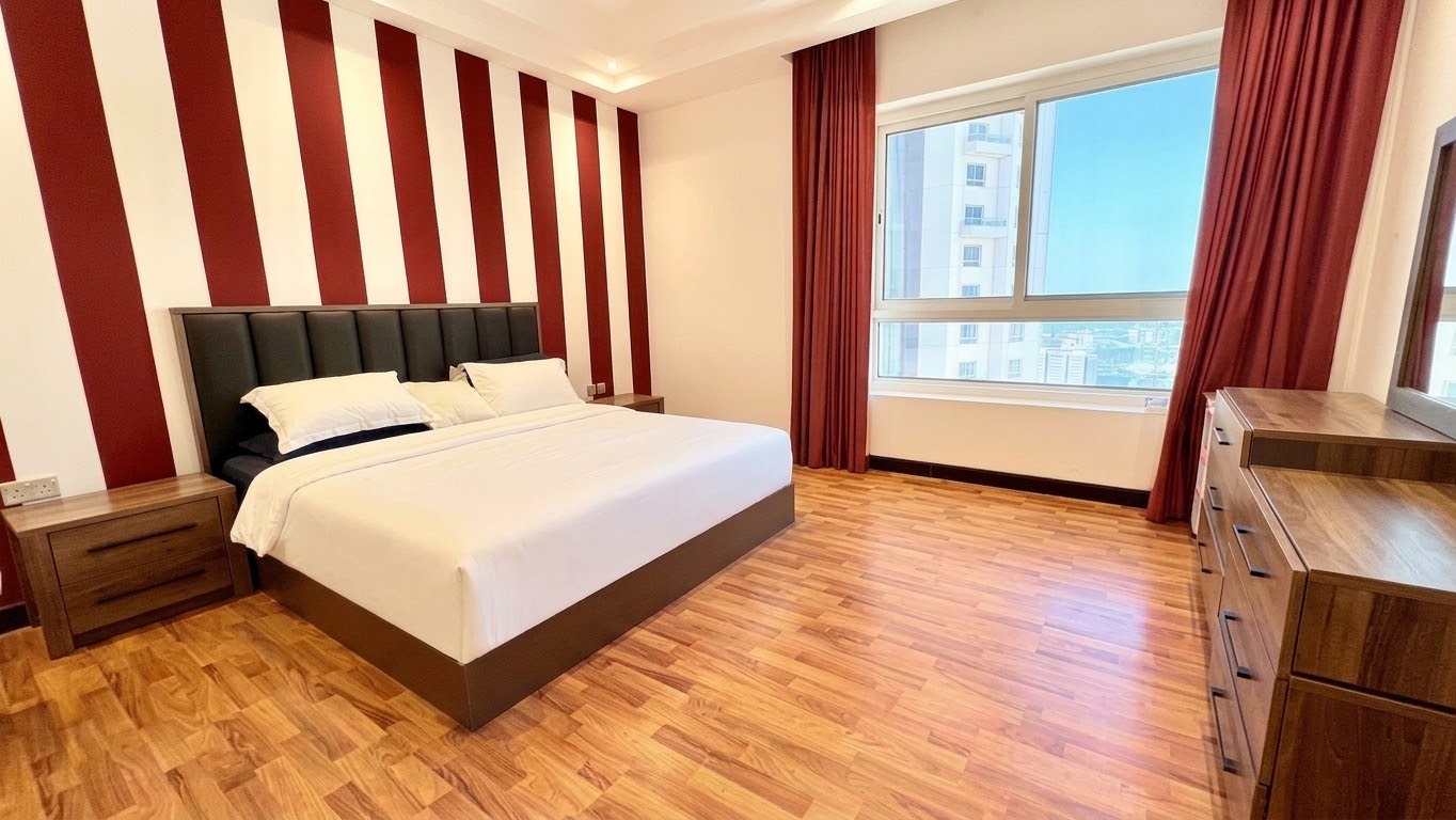 Luxurious 3-Bed Sea & City View Apt in Sanabis