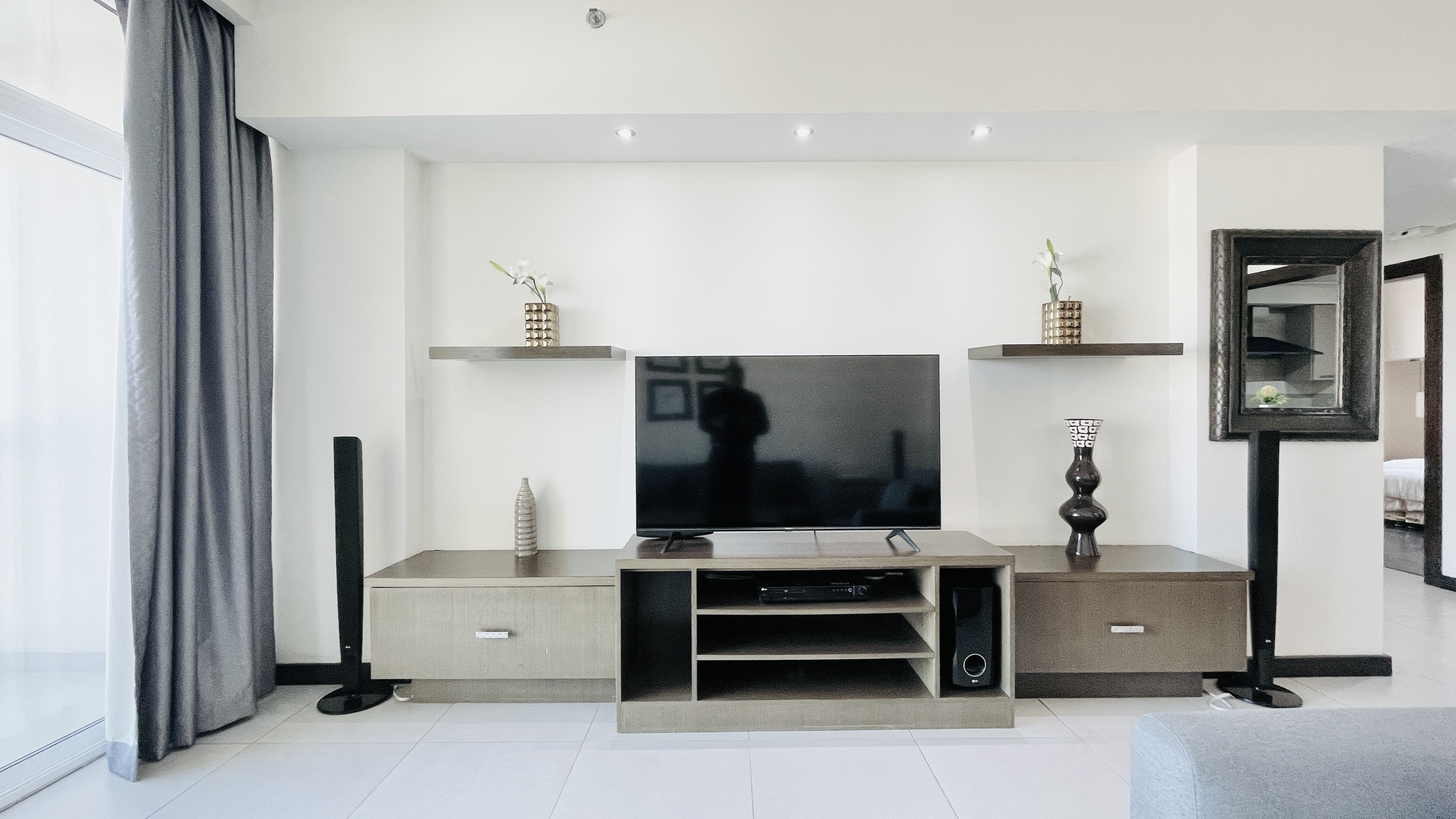 MODERN | CITY VIEW |SPACIOUS ROOMS | GREAT FACILITIES