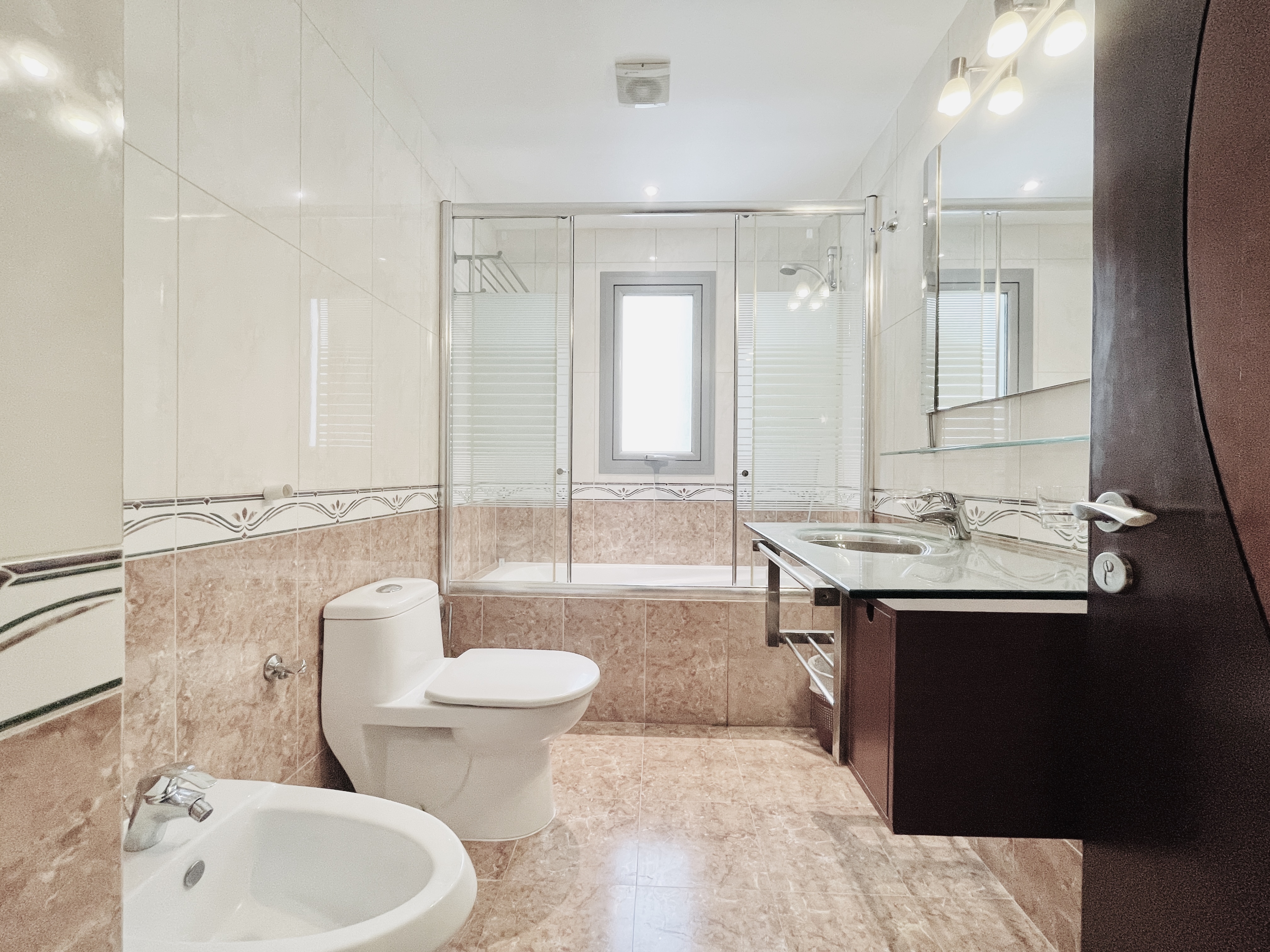MODERN | SPACIOUS ROOMS | CITY VIEW | GREAT FACILITIES
