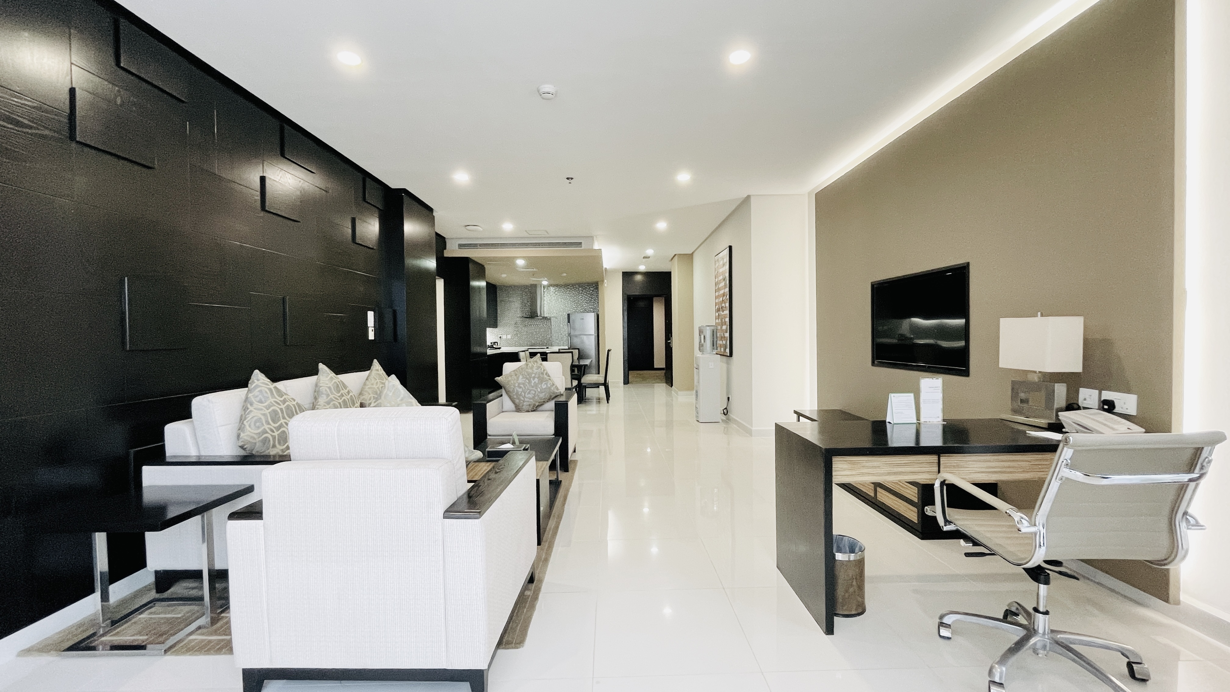 LUXURY | SPACIOUS ROOMS | UNLIMITED EWA | BALCONY
