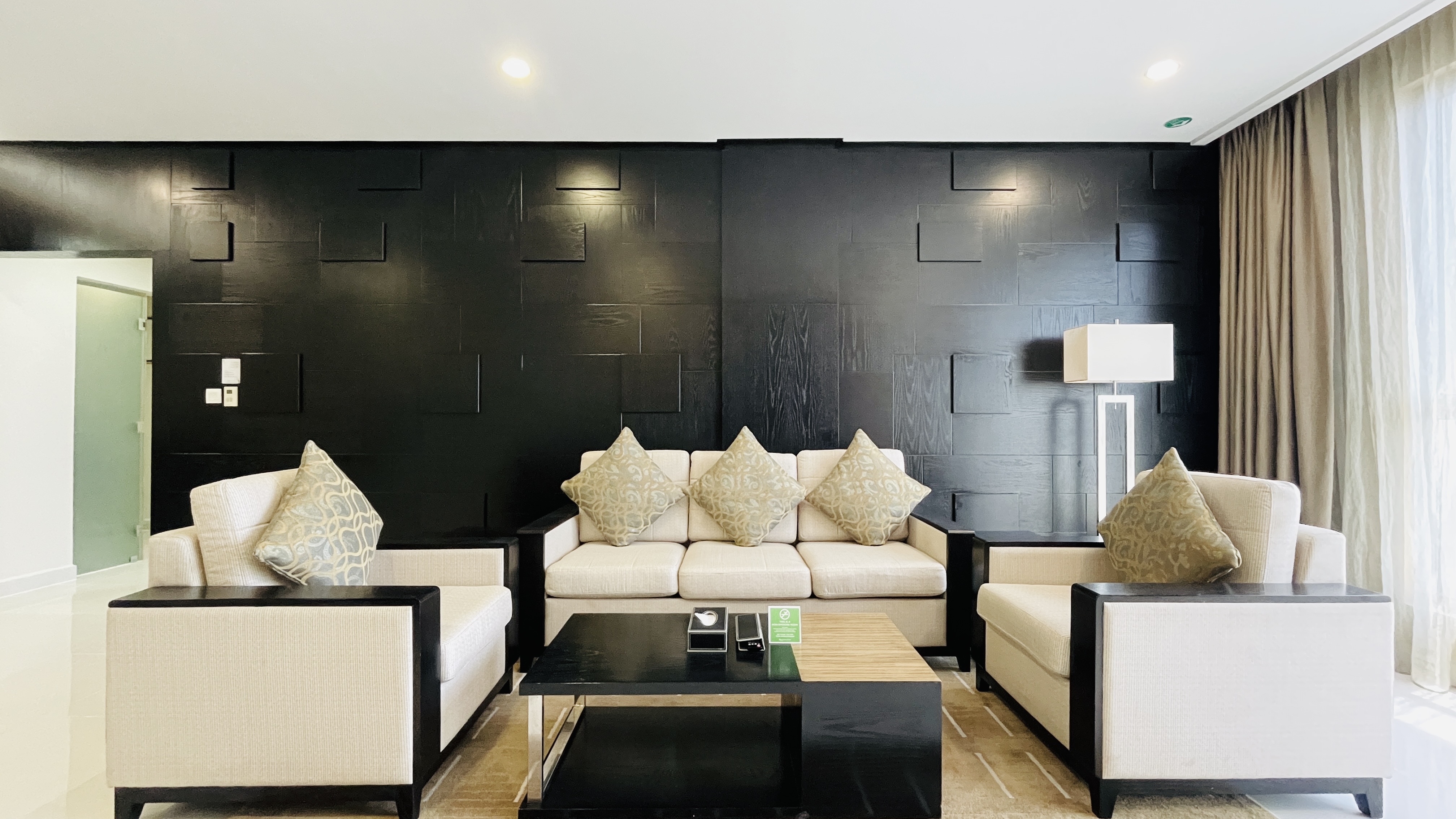 LUXURY | SPACIOUS ROOMS | ROOFTOP LOUNGE | BALCONY