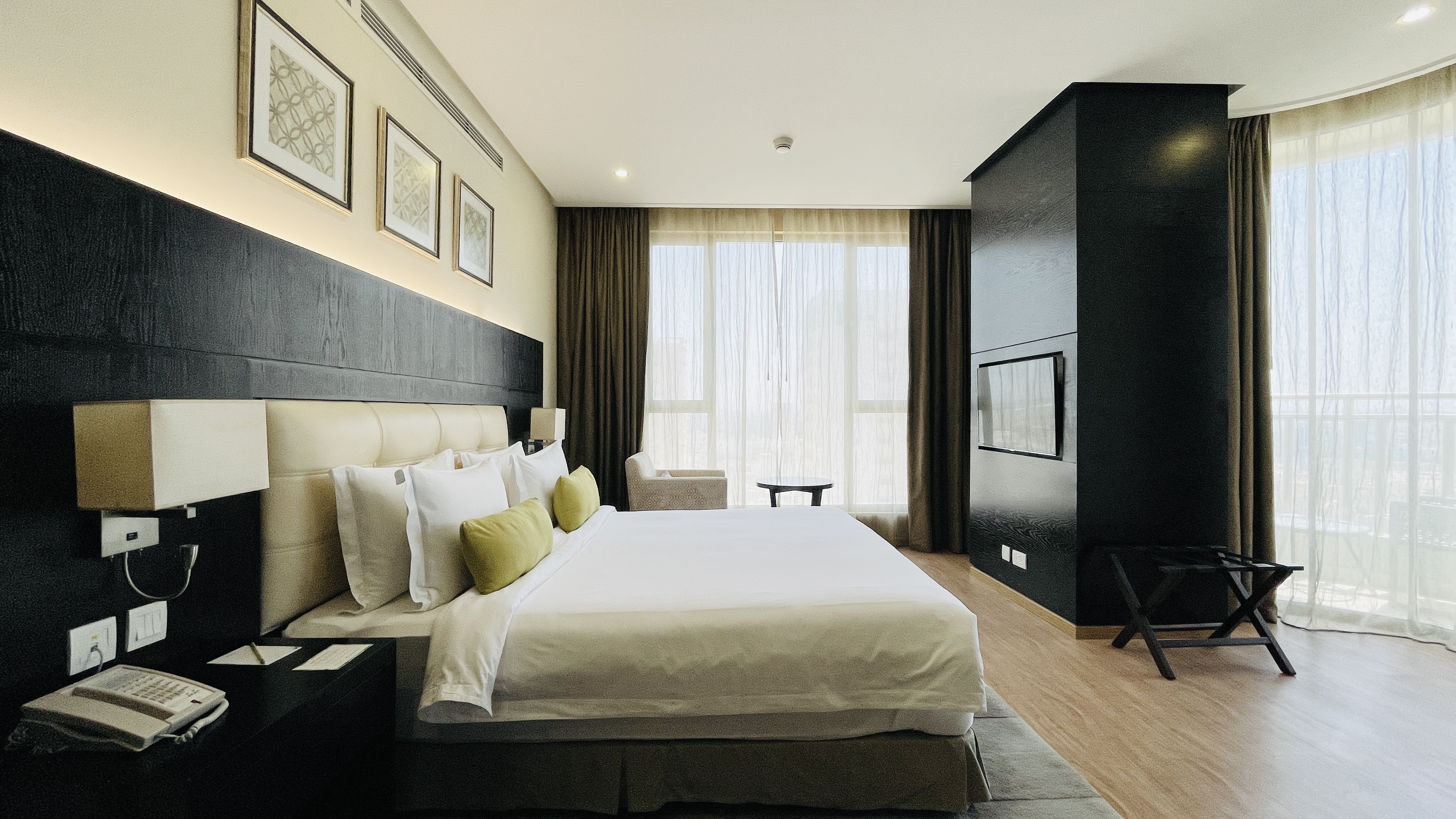 LUXURY | SPACIOUS ROOMS | ROOFTOP LOUNGE | BALCONY