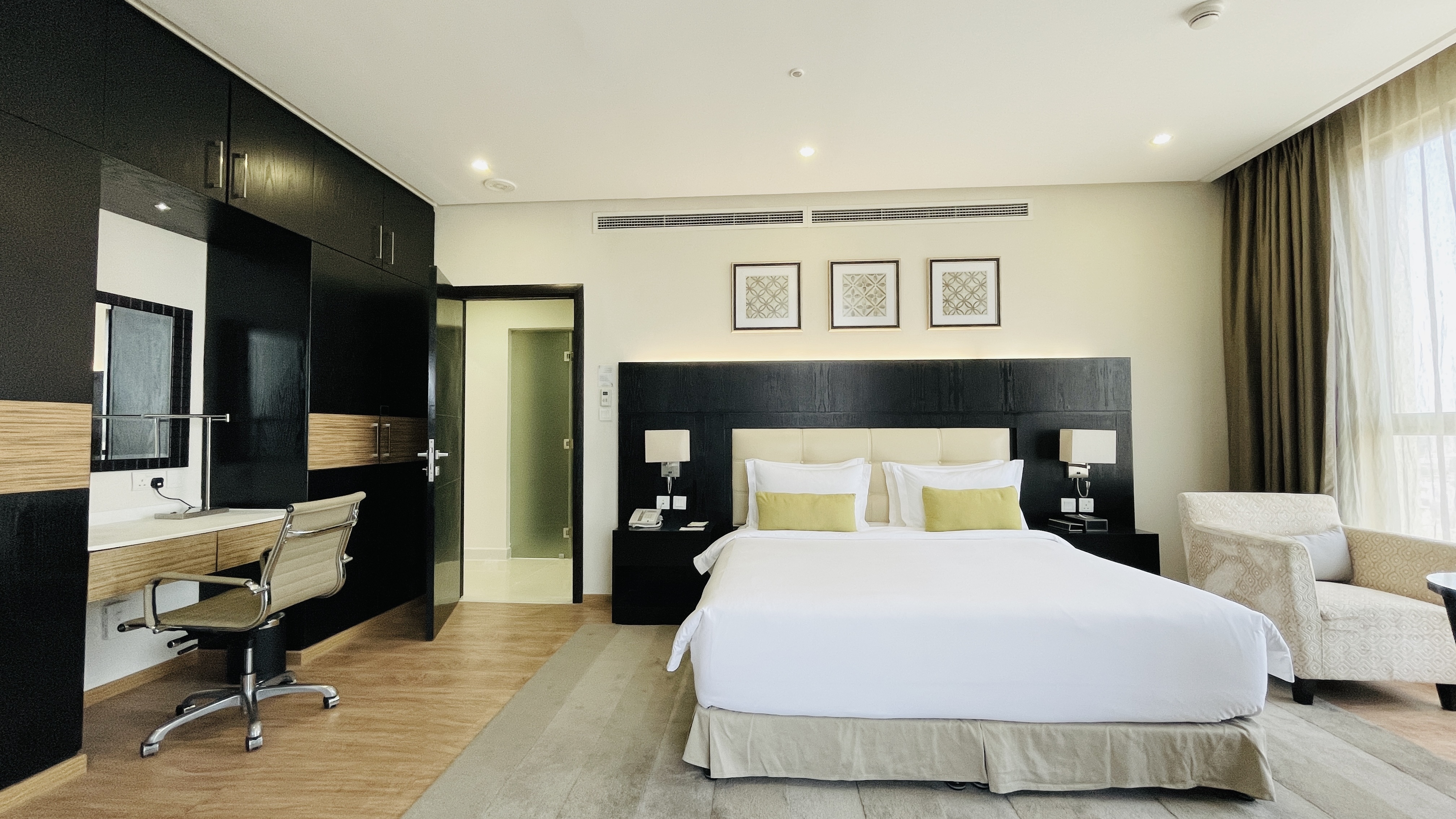LUXURY | SPACIOUS ROOMS | ROOFTOP LOUNGE | BALCONY