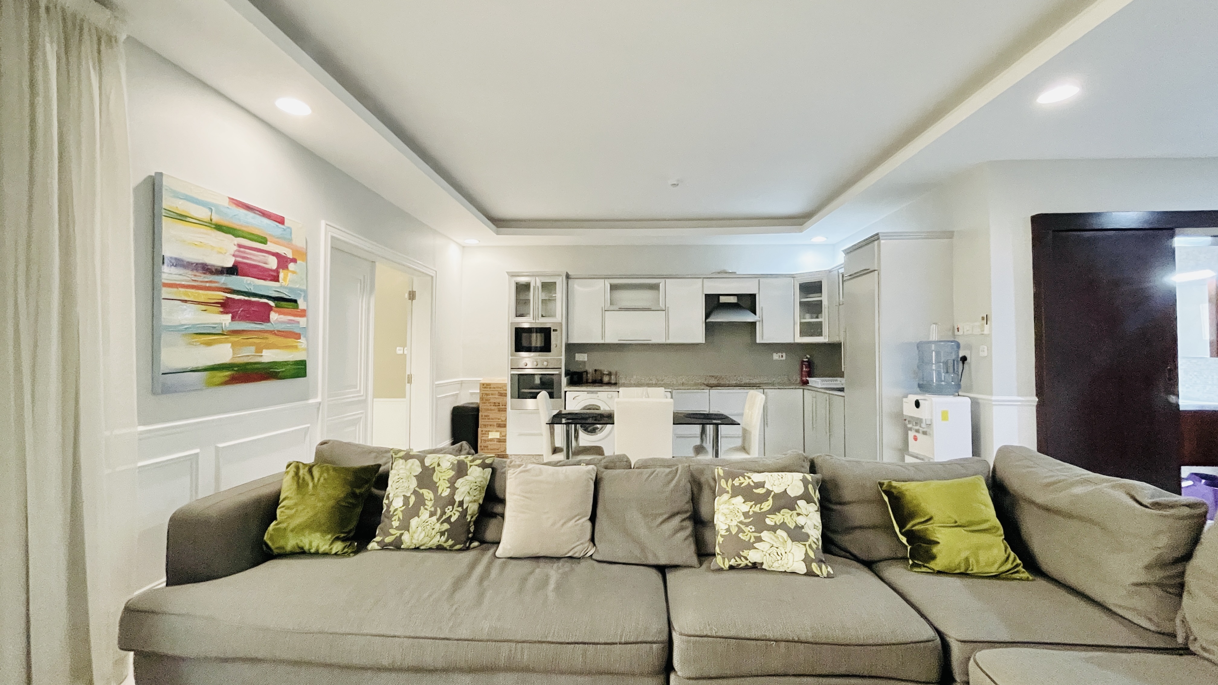 HOUSEKEEPING | SPACIOUS ROOM | THREE-STOREY BUILDING
