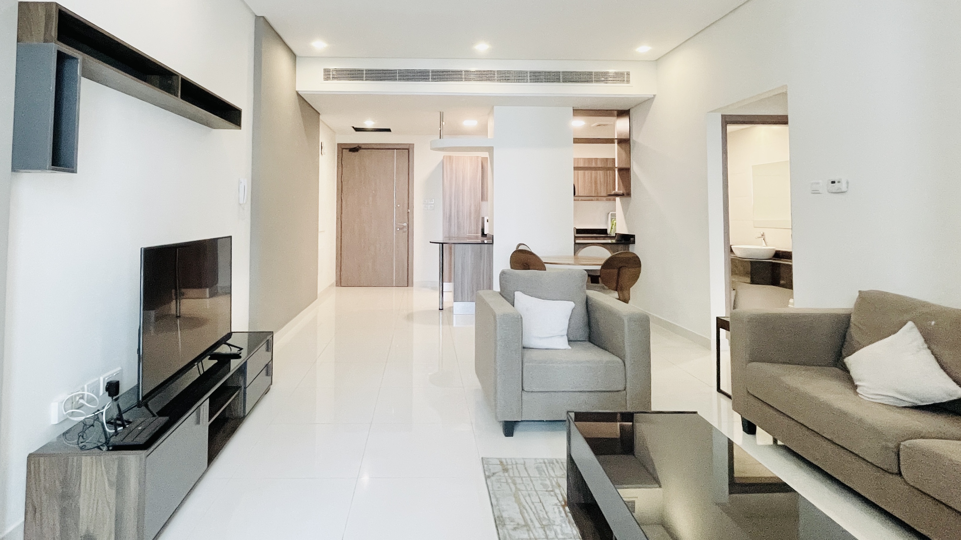BALCONY | MODERN | CITY VIEW | SPACIOUS ROOMS 