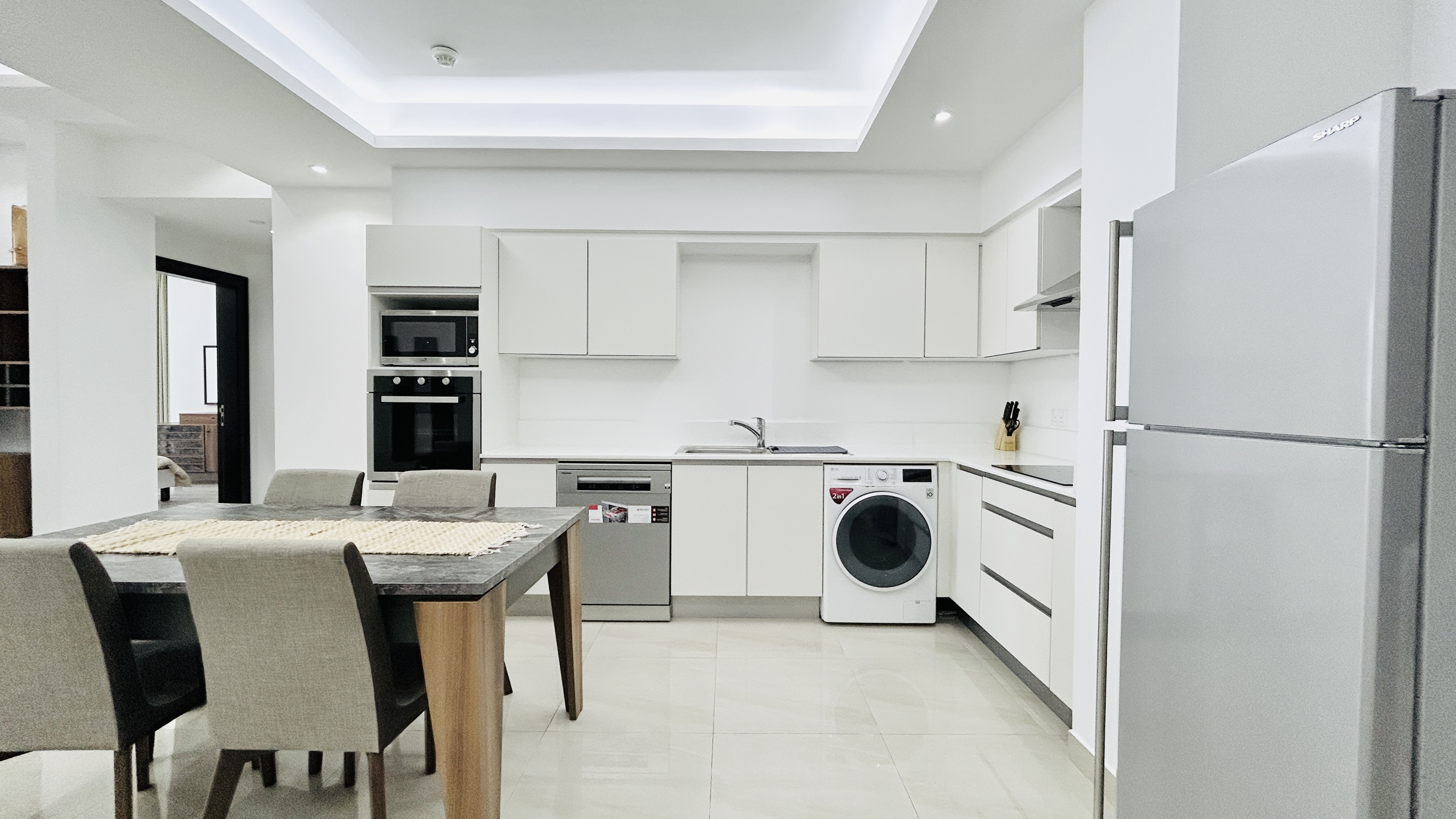 LUXURY | SPACIOUS ROOM | CITY/SEA VIEW | AMENITIES