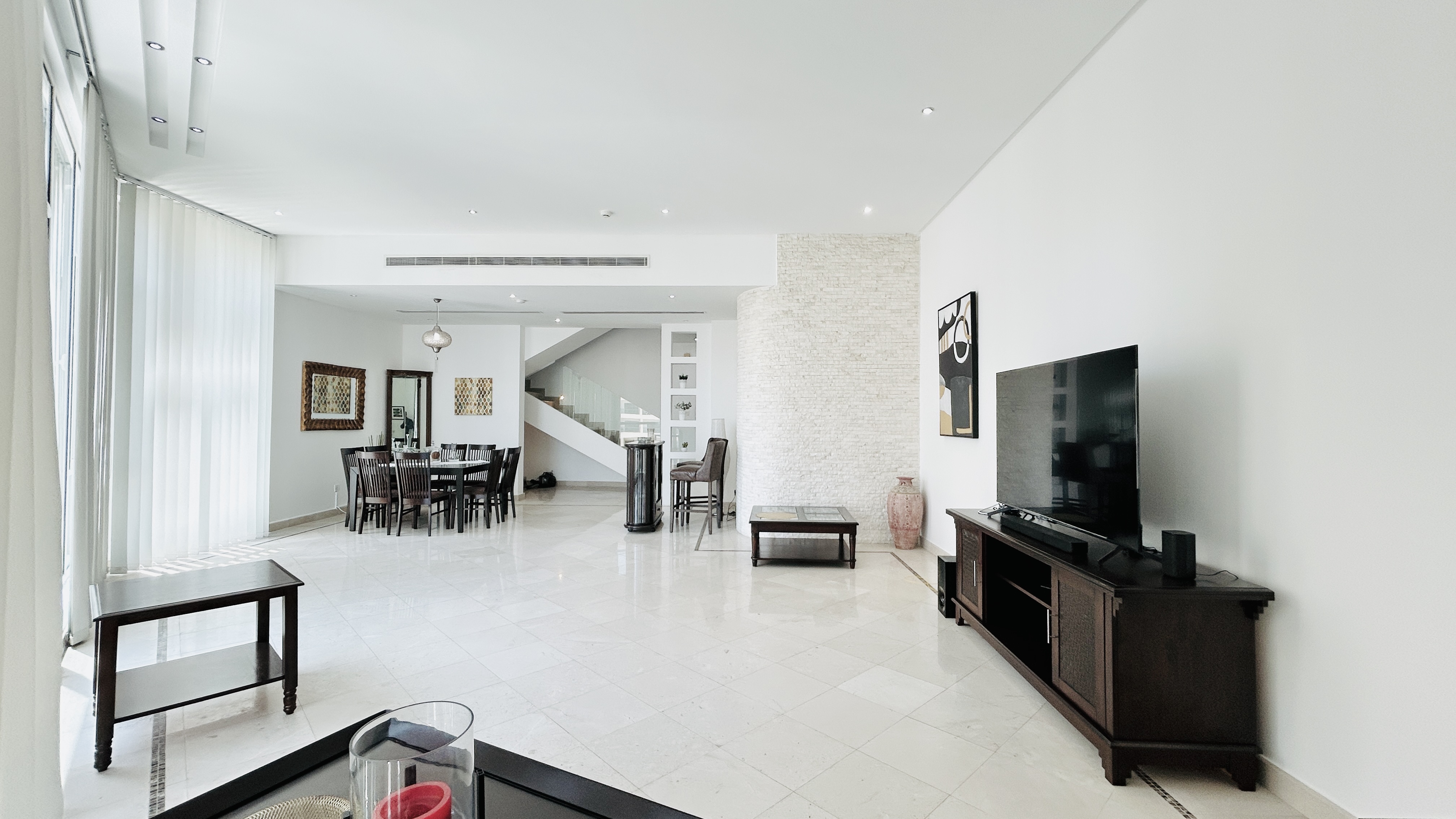 DUPLEX | MODERN | SPACIOUS ROOMS | AMENITIES