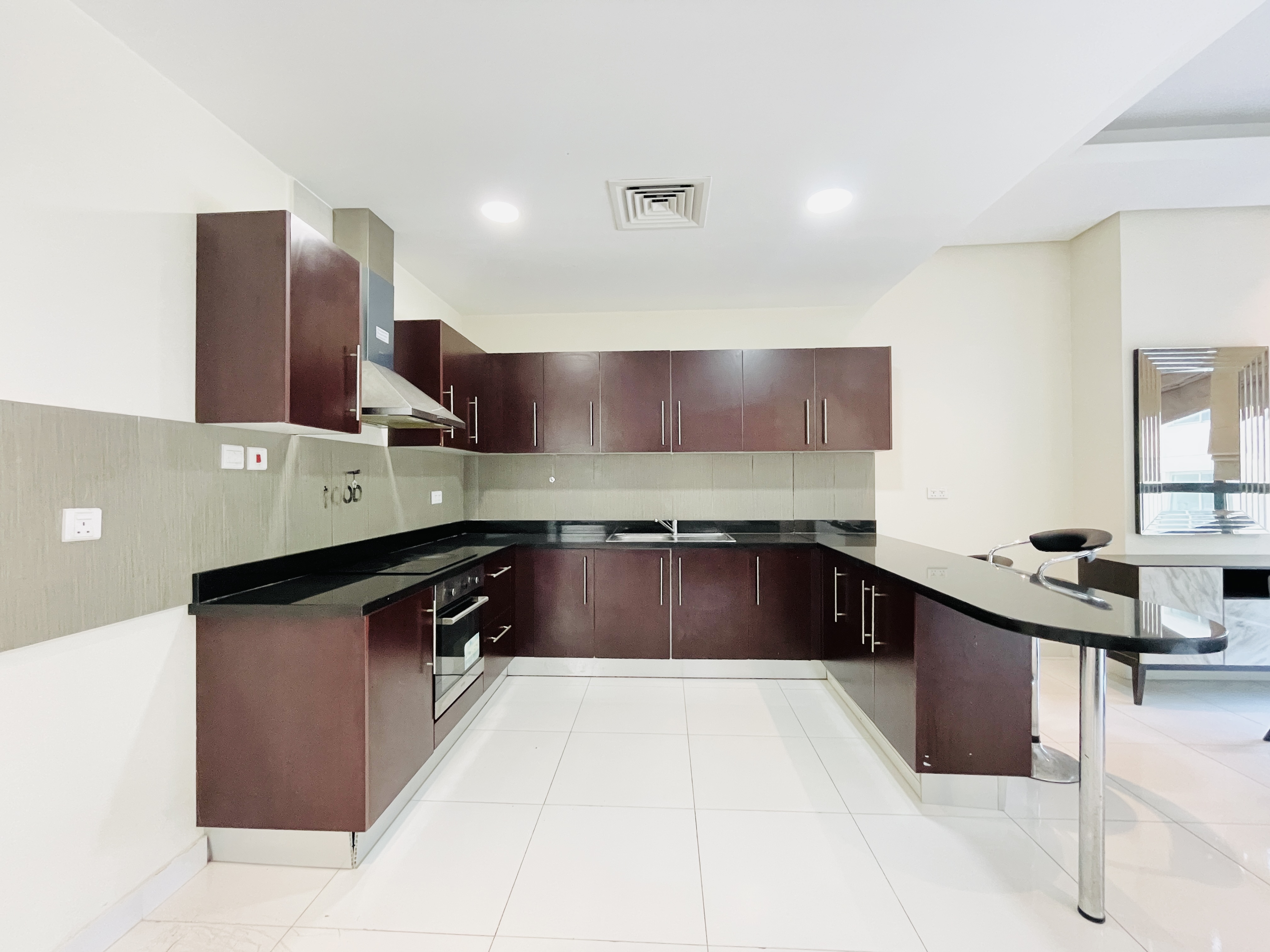 MODERN | SPACIOUS ROOMS | BALCONY | CITYVIEW