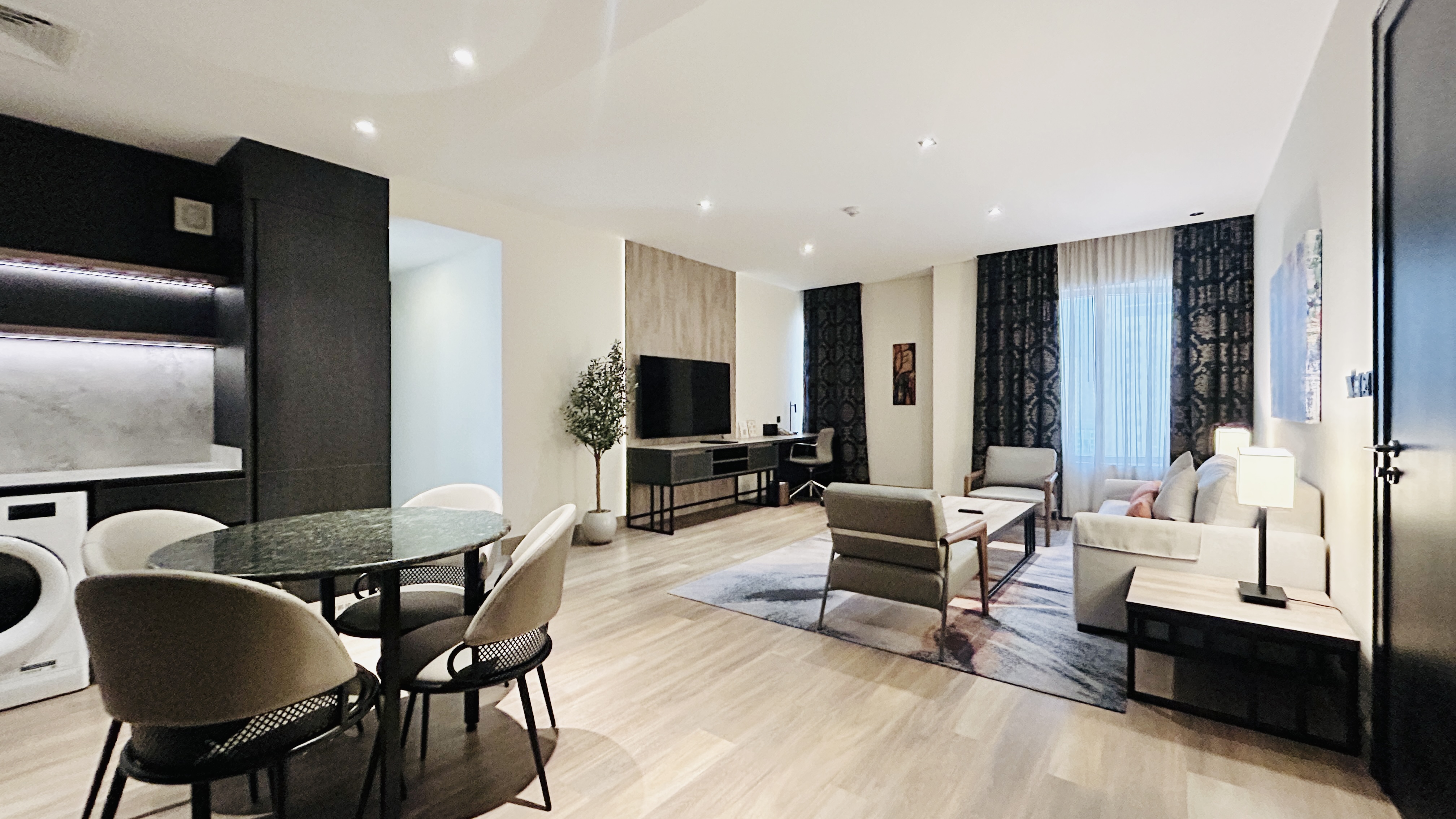 SPACIOUS ROOM | CITY VIEW | UNLIMITED EWA | LUXURY 