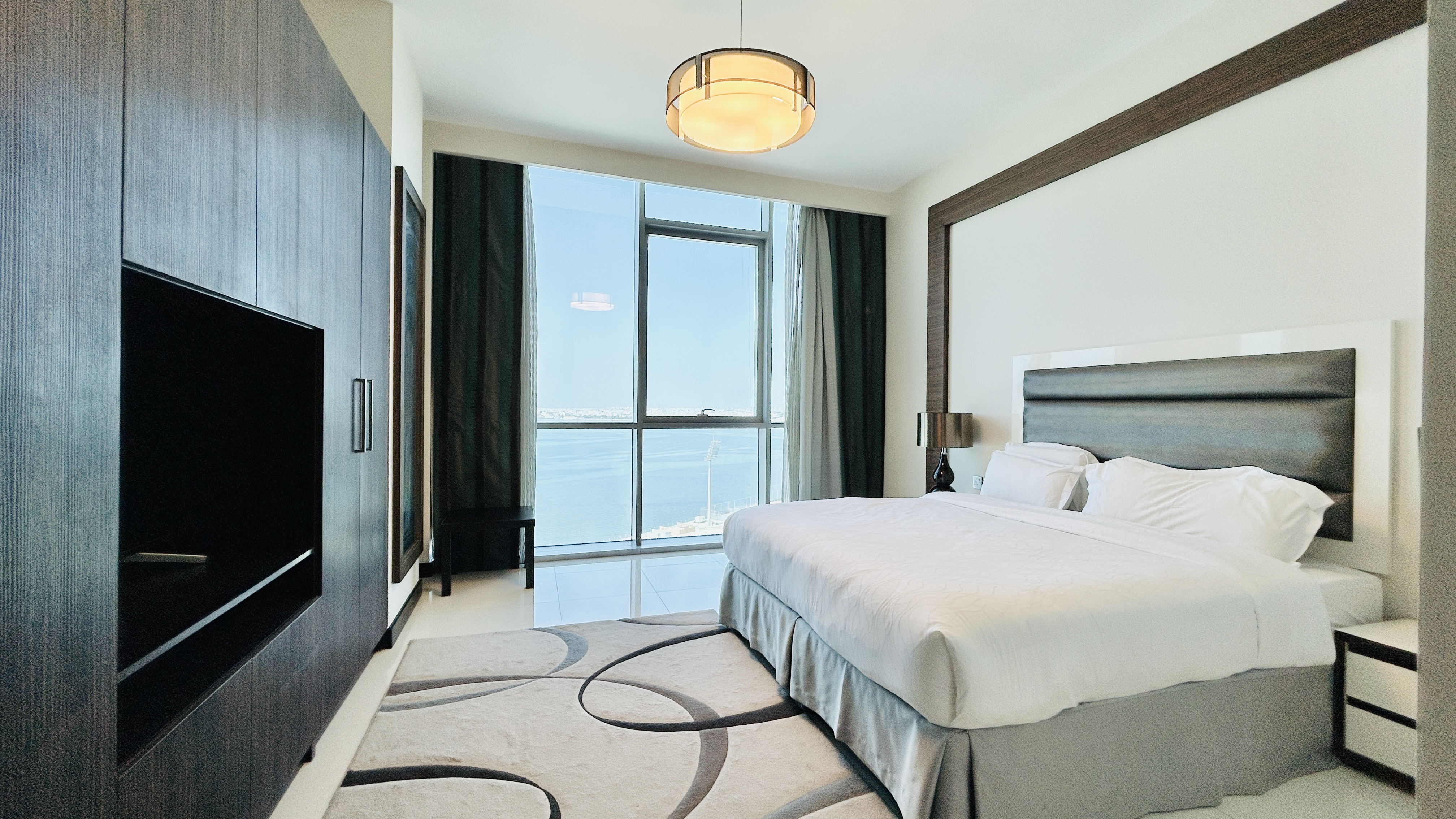 BRIGHT LIGHT | HIGH-END AMENITIES | MODERN | SEA VIEW