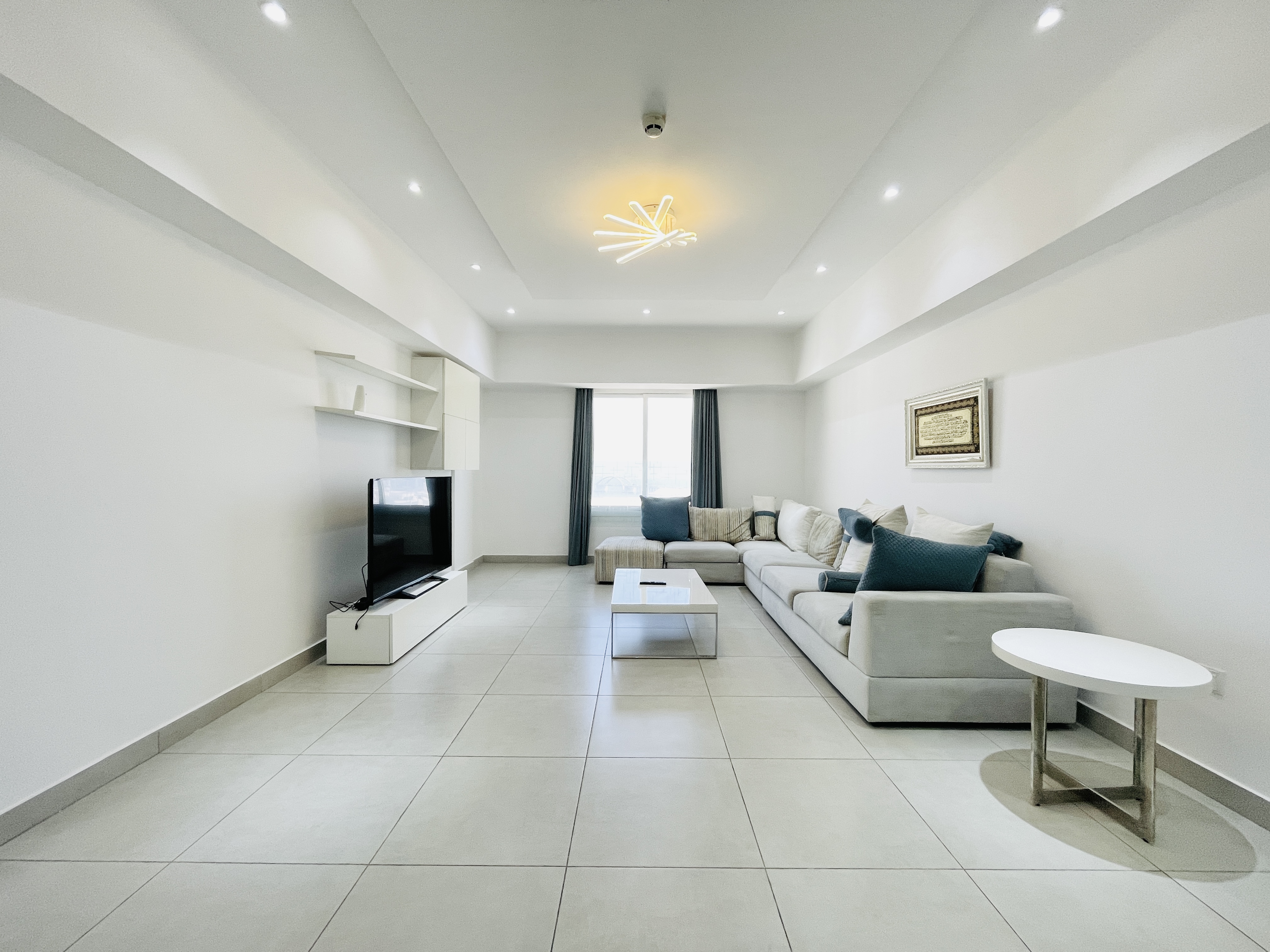 BRIGHT LIGHTS | SPACIOUS ROOMS | BALCONY | CITY VIEW