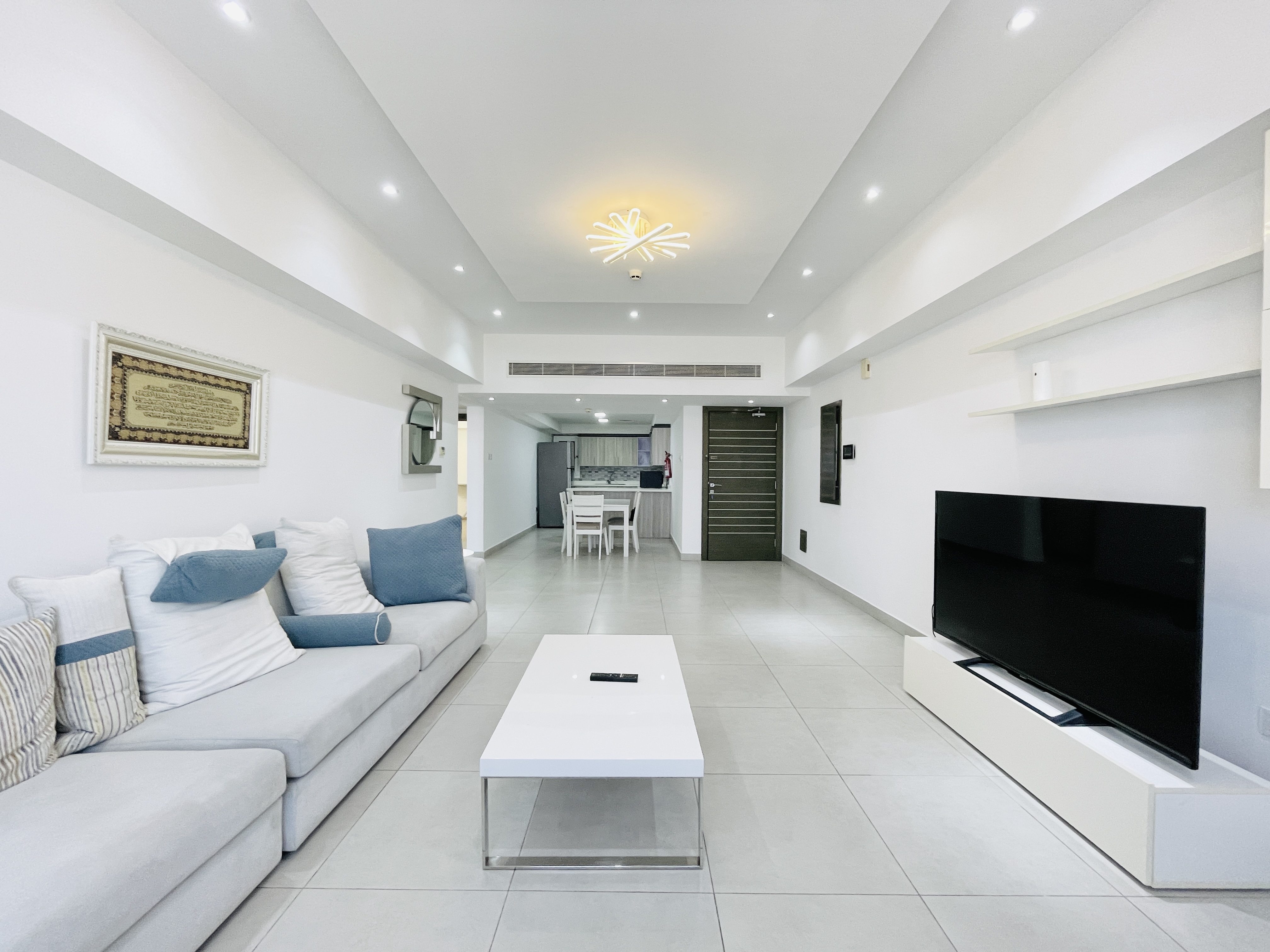 BRIGHT LIGHTS | SPACIOUS ROOMS | BALCONY | CITY VIEW