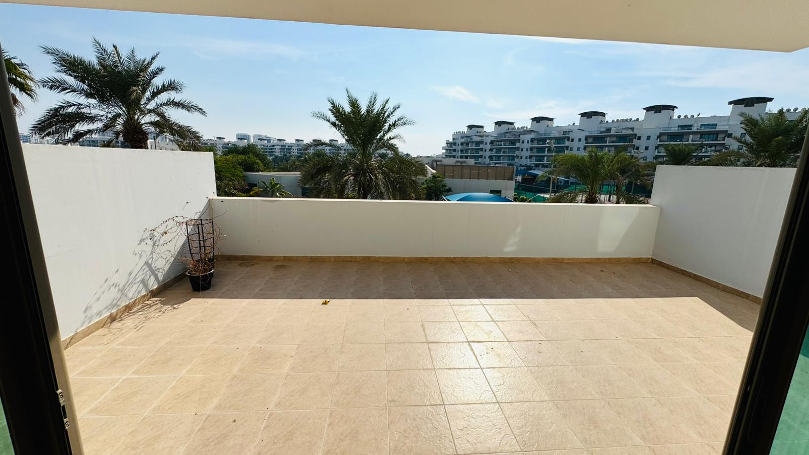 Spacious 2 BR with Terrace and beach Access
