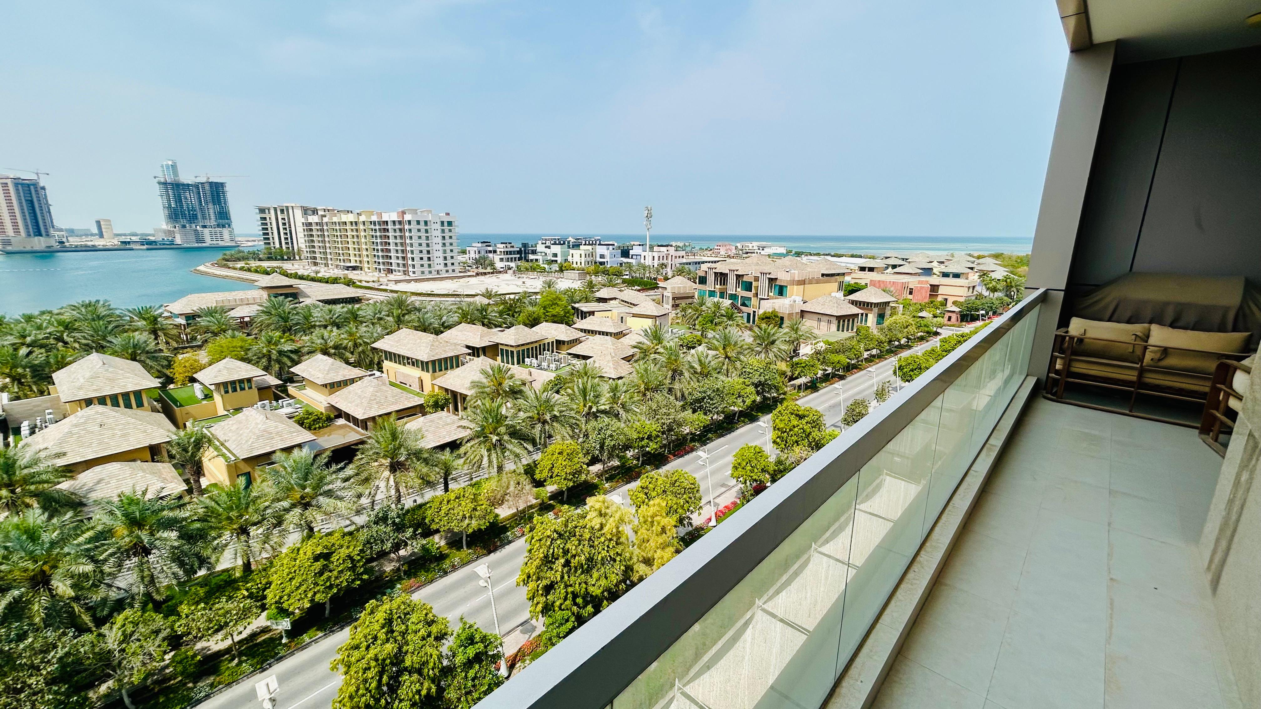 Sea view Three bedroom apartment in Reef-Island.