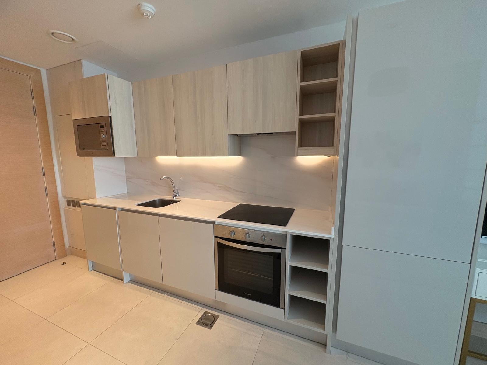 Bright Studio Apartment | Balcony | Contemporary Living